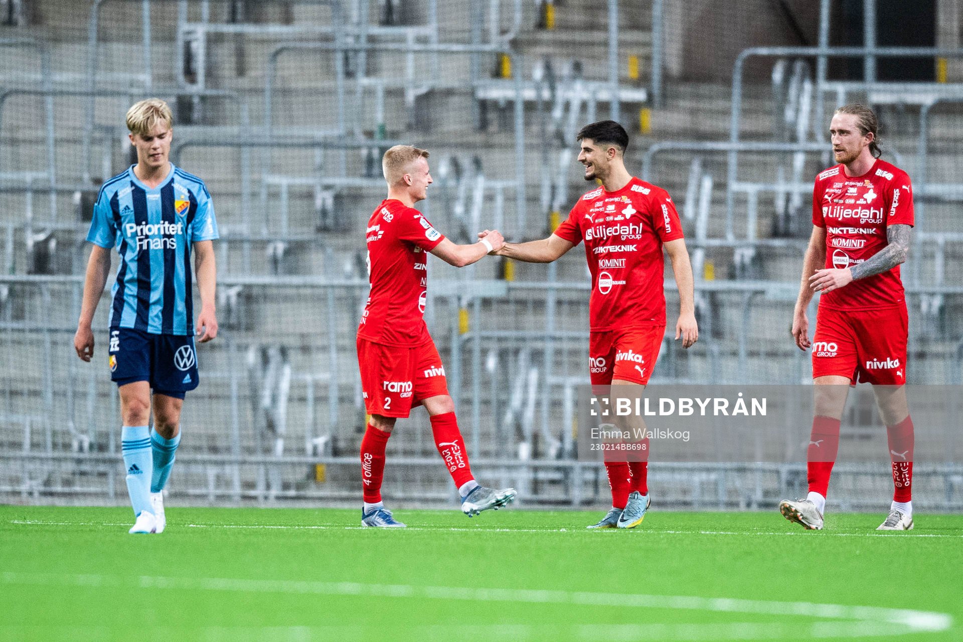 Värnamos Emin Grozdanic jublar med Viktor Bergh efter 1-3 under träningsmatchen i fotboll mellan Djurgården och Värnamo den 14 februari 2023 i Stockholm.