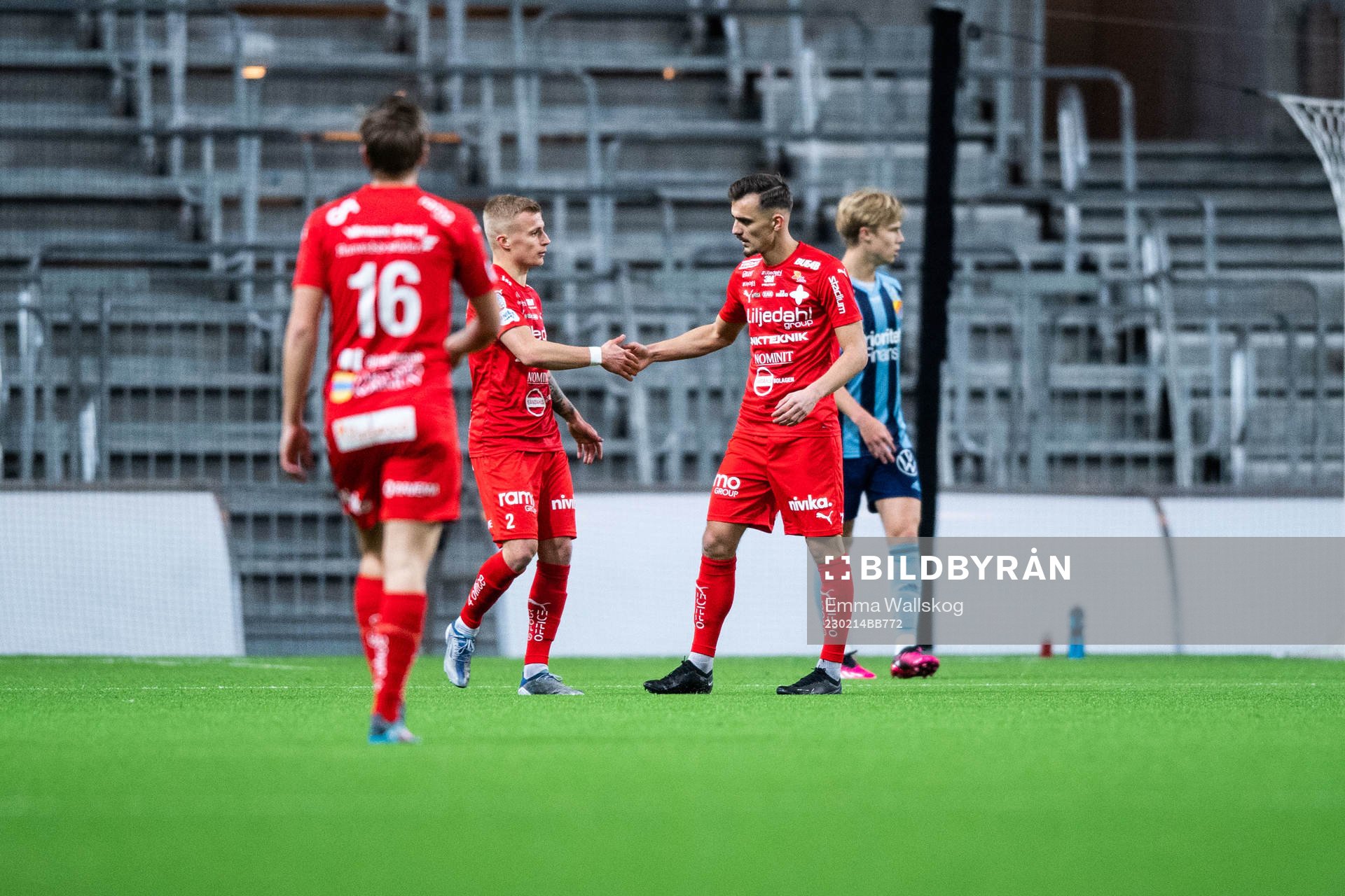 Värnamos Ajdin Zeljkovic jublar med Viktor Bergh efter 0-1 under träningsmatchen i fotboll mellan Djurgården och Värnamo den 14 februari 2023 i Stockholm.