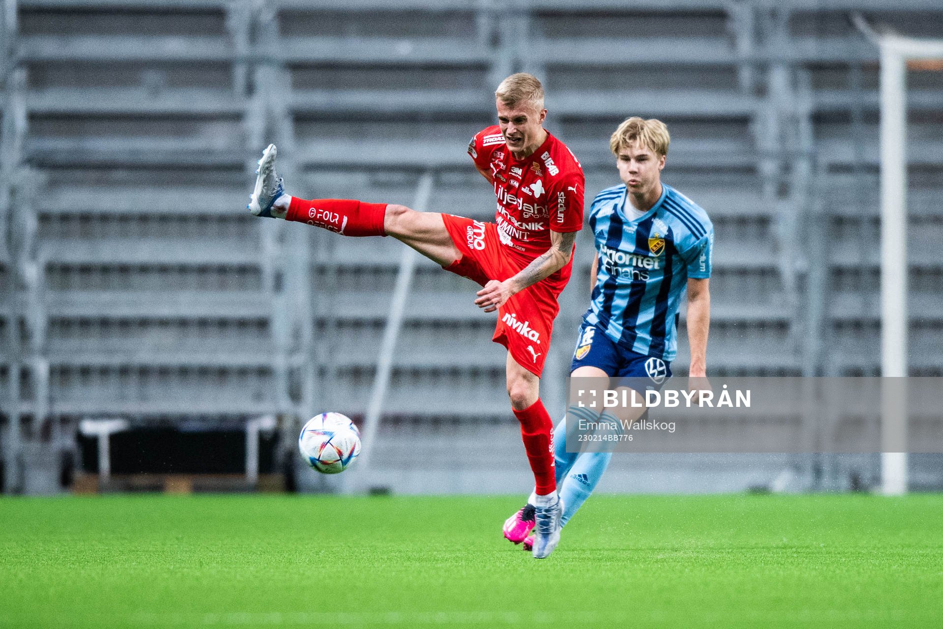 Värnamos Viktor Bergh och Djurgårdens Theo Bergvall under träningsmatchen i fotboll mellan Djurgården och Värnamo den 14 februari 2023 i Stockholm.