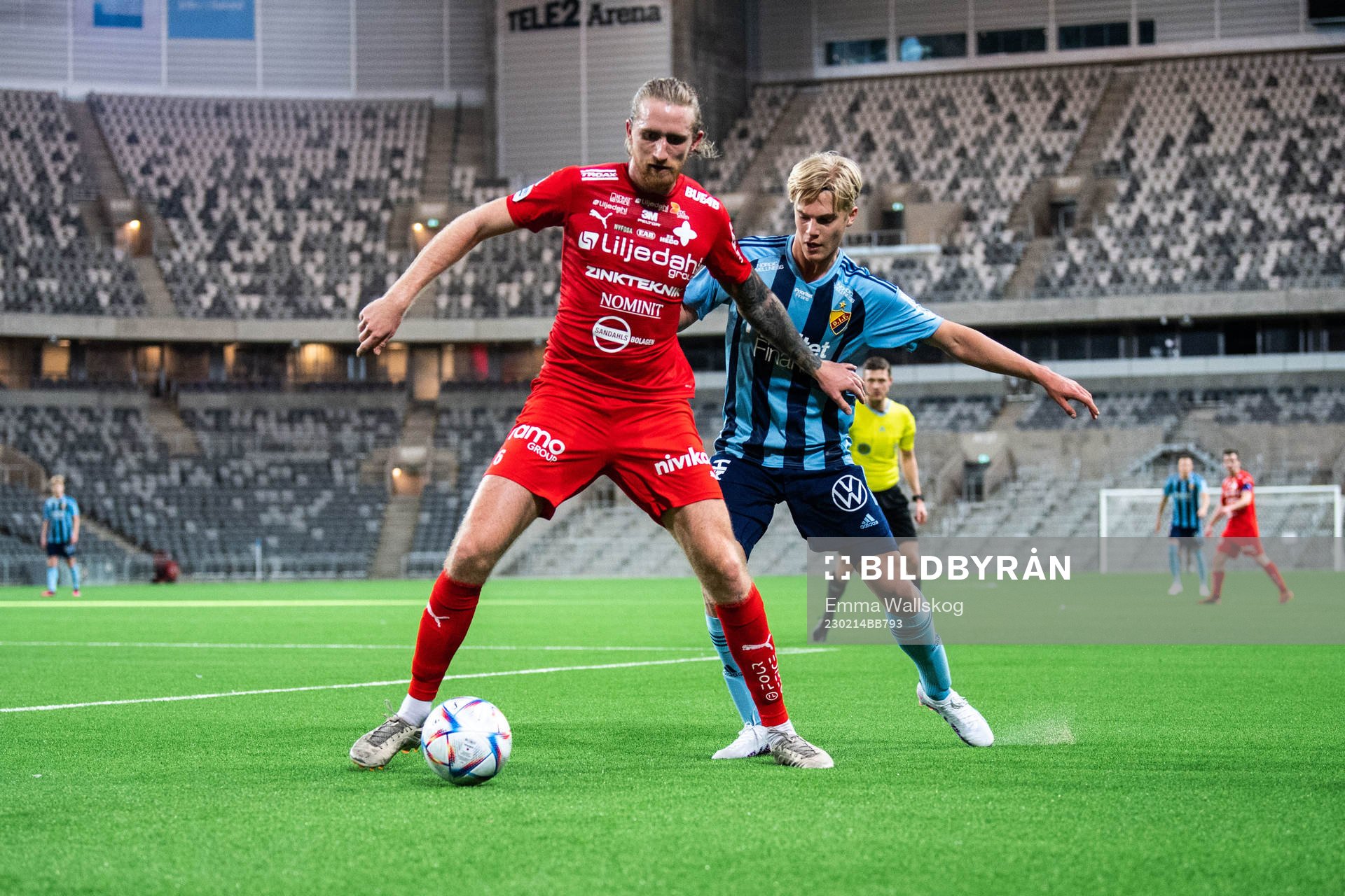 Värnamos Hampus Näsström och Djurgårdens Lucas Bergvall under träningsmatchen i fotboll mellan Djurgården och Värnamo den 14 februari 2023 i Stockholm.