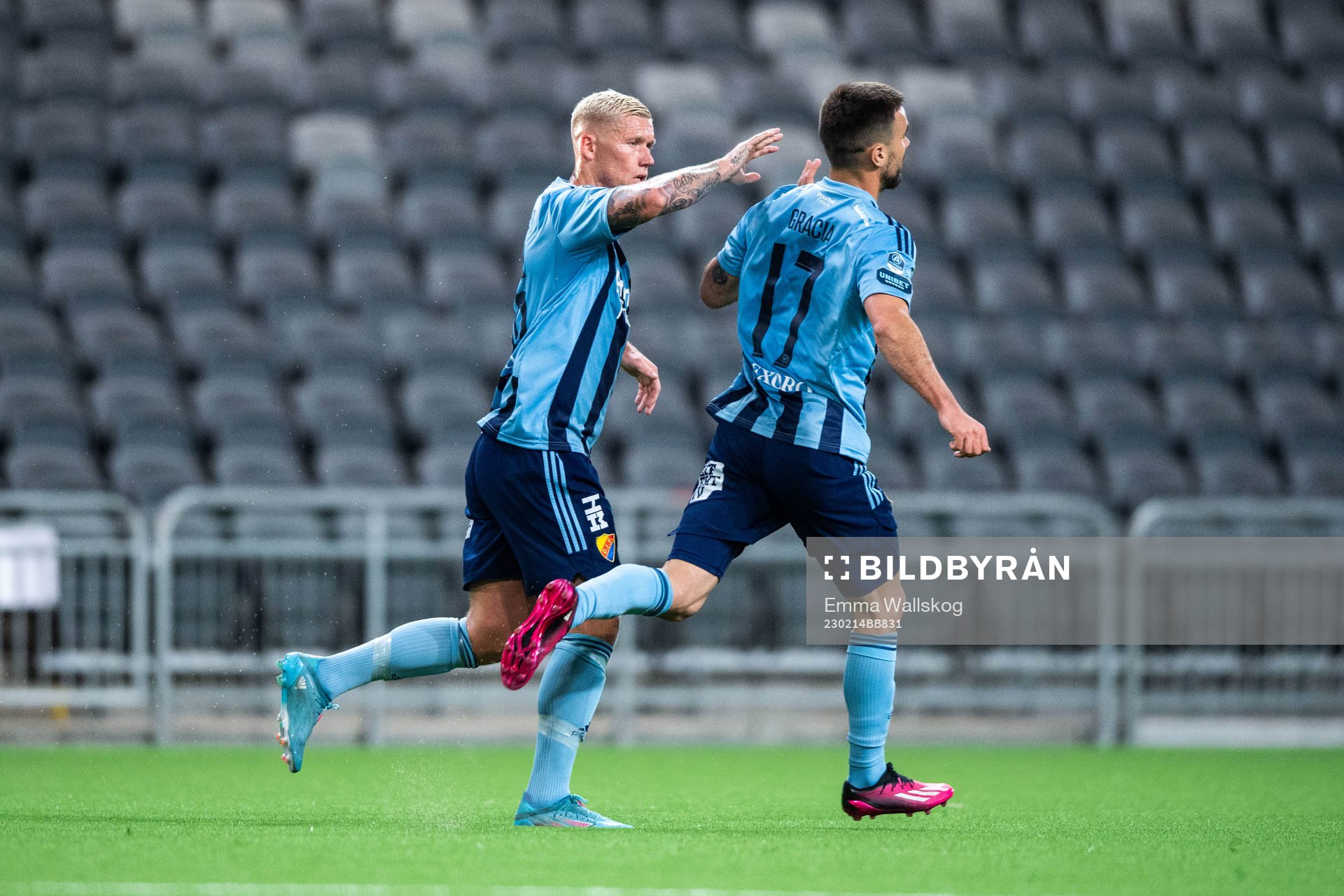 Djurgårdens Carlos Moros Gracia jublar med Victor Edvardsen