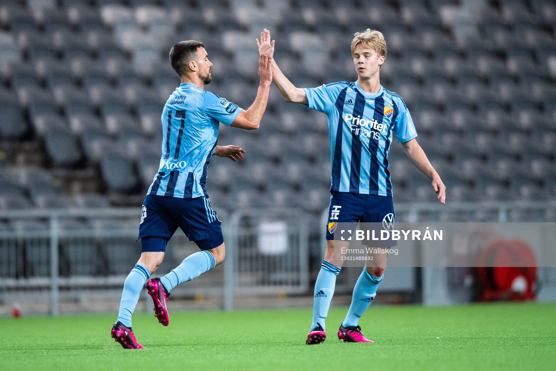 Djurgårdens Carlos Moros Gracia jublar med Theo Bergvall