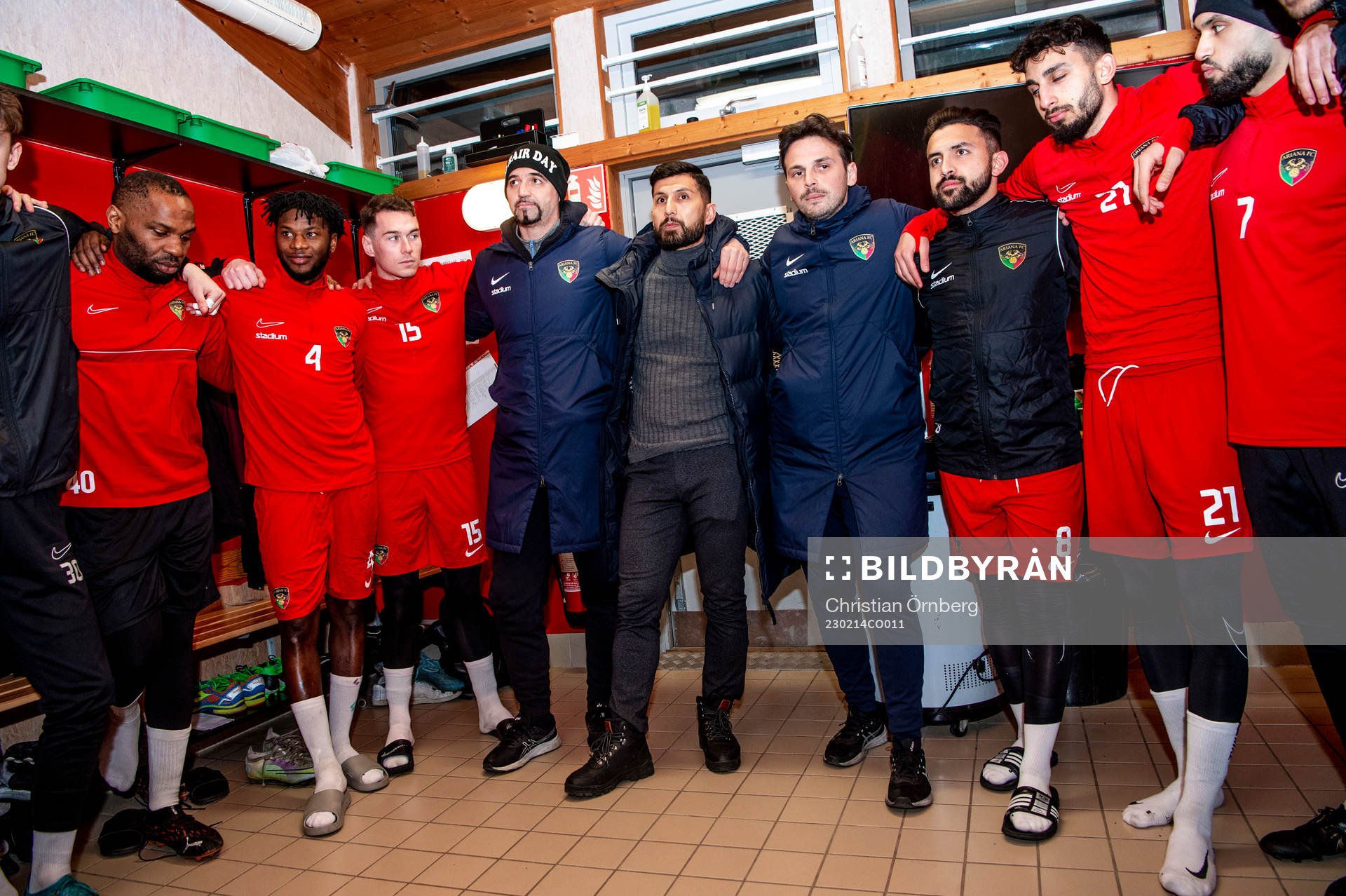 Sportchefen Omid Hushmand med spelarna innan Arianas