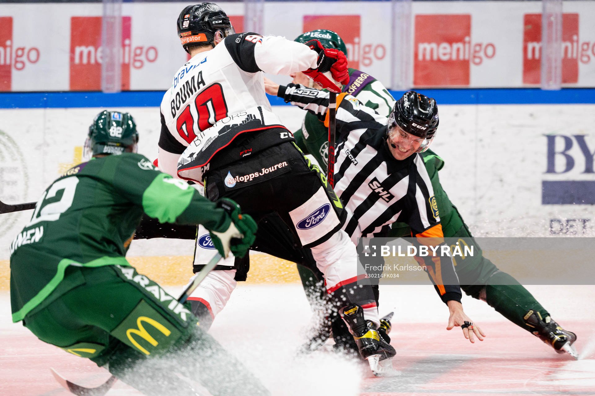 Malmö Redhawks Lance Bouma kolliderar med Domare Richard