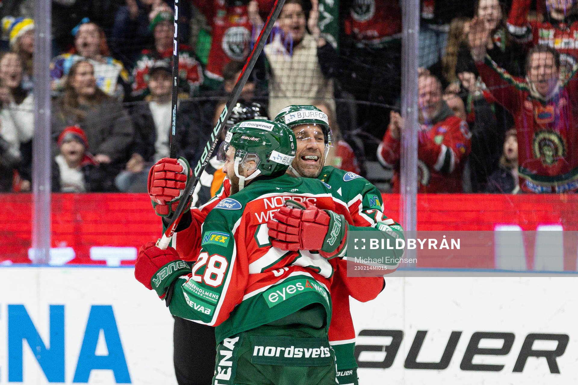 Frölundas Anthony Greco och Joel Lundqvist jublar