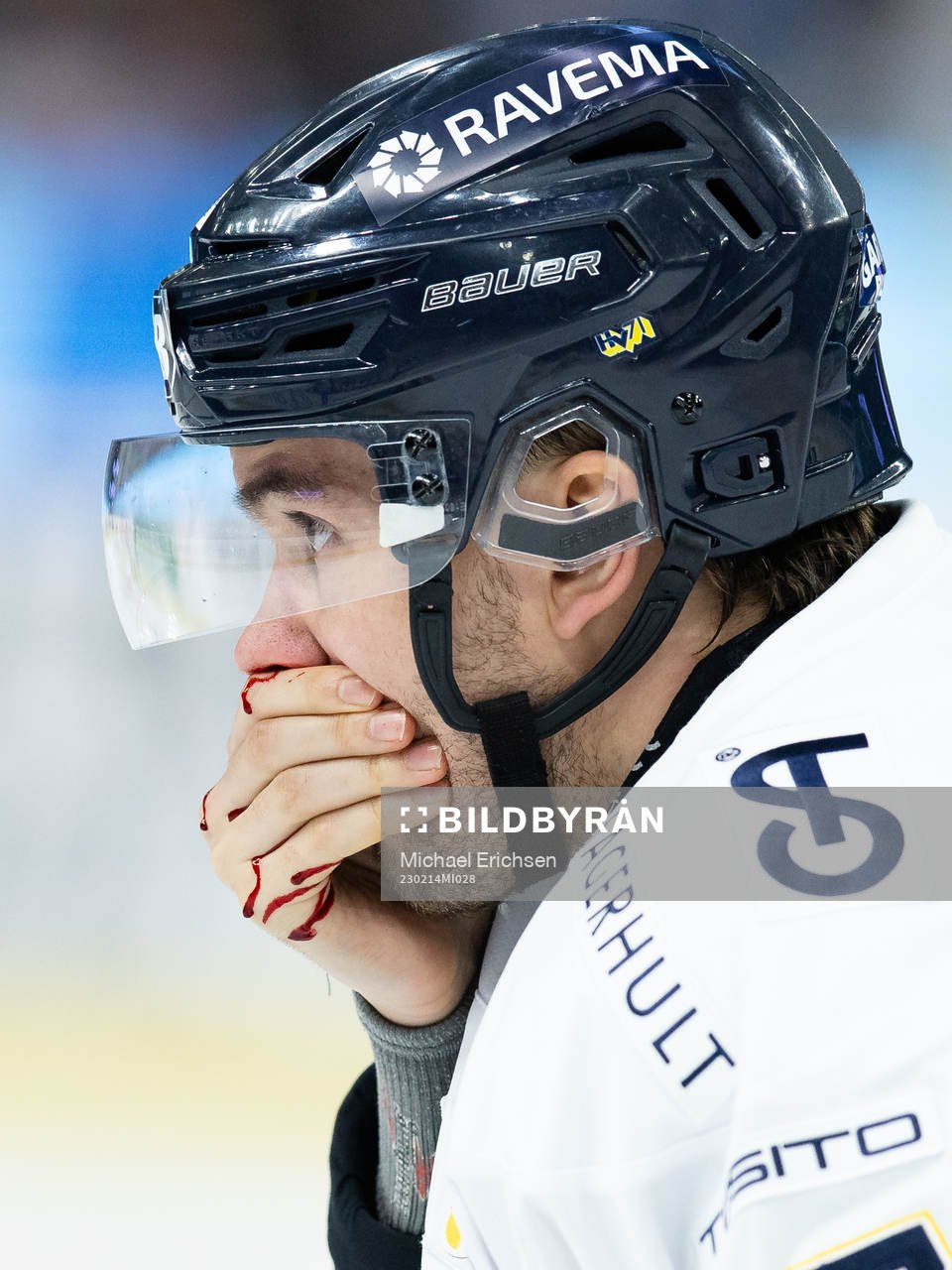 HV71s Oliwer Kaski lämnar isen blödande