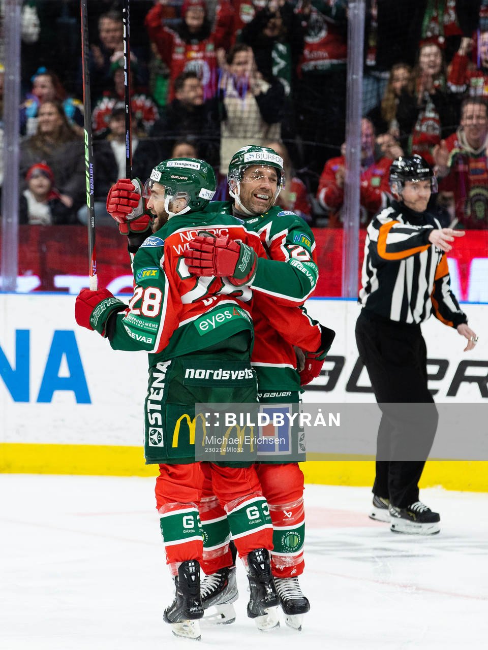 Frölundas Anthony Greco jublar ihop med Joel Lundqvist