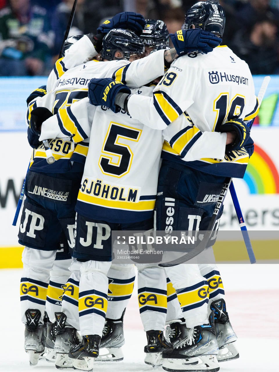 HV71s Herman Hansson jublar med lagkamrater