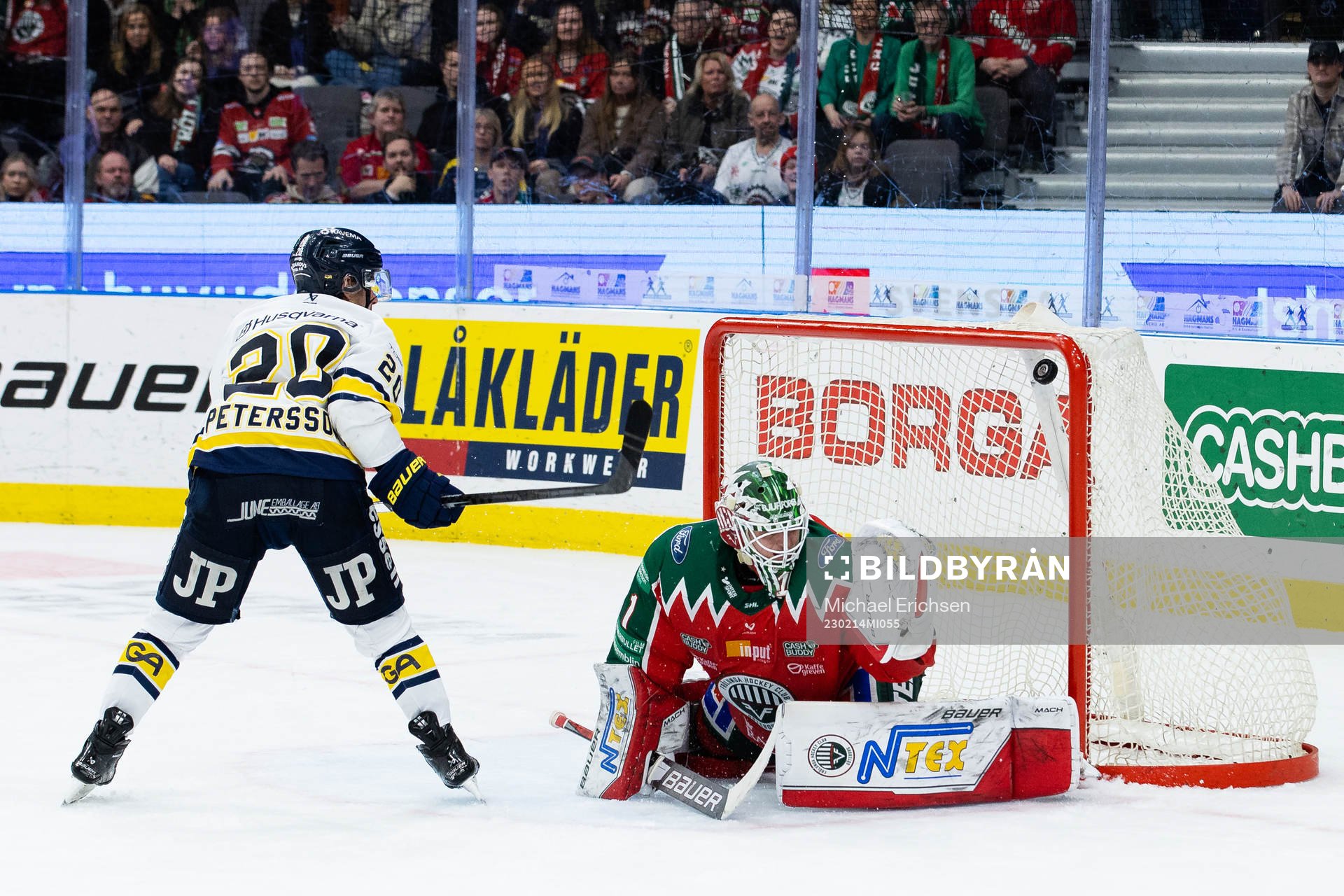 HV71s André Petersson sätter en straff i mål på