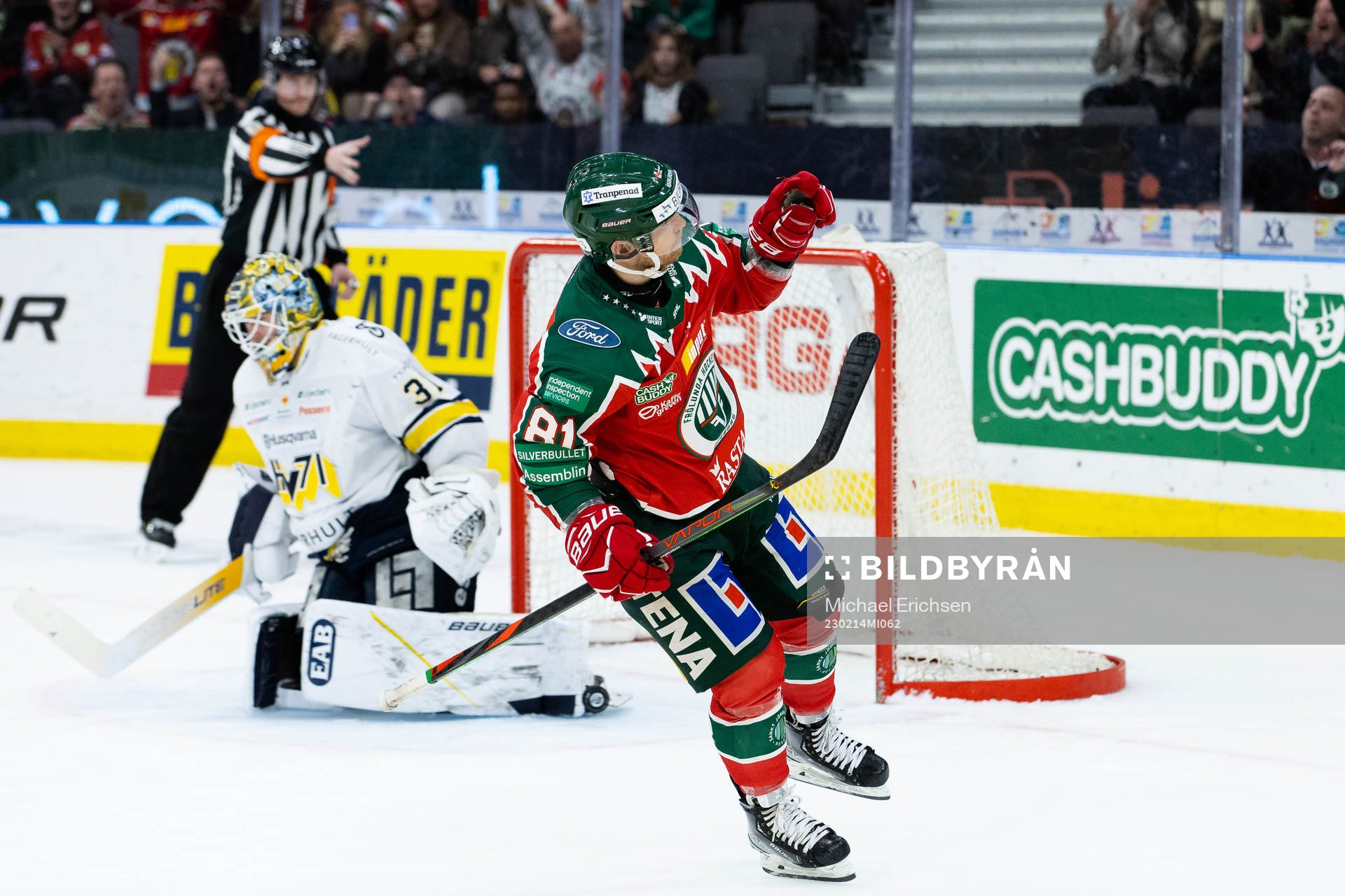 Ryan Lasch sätter en straff i mål på HV71s målvakt Joni