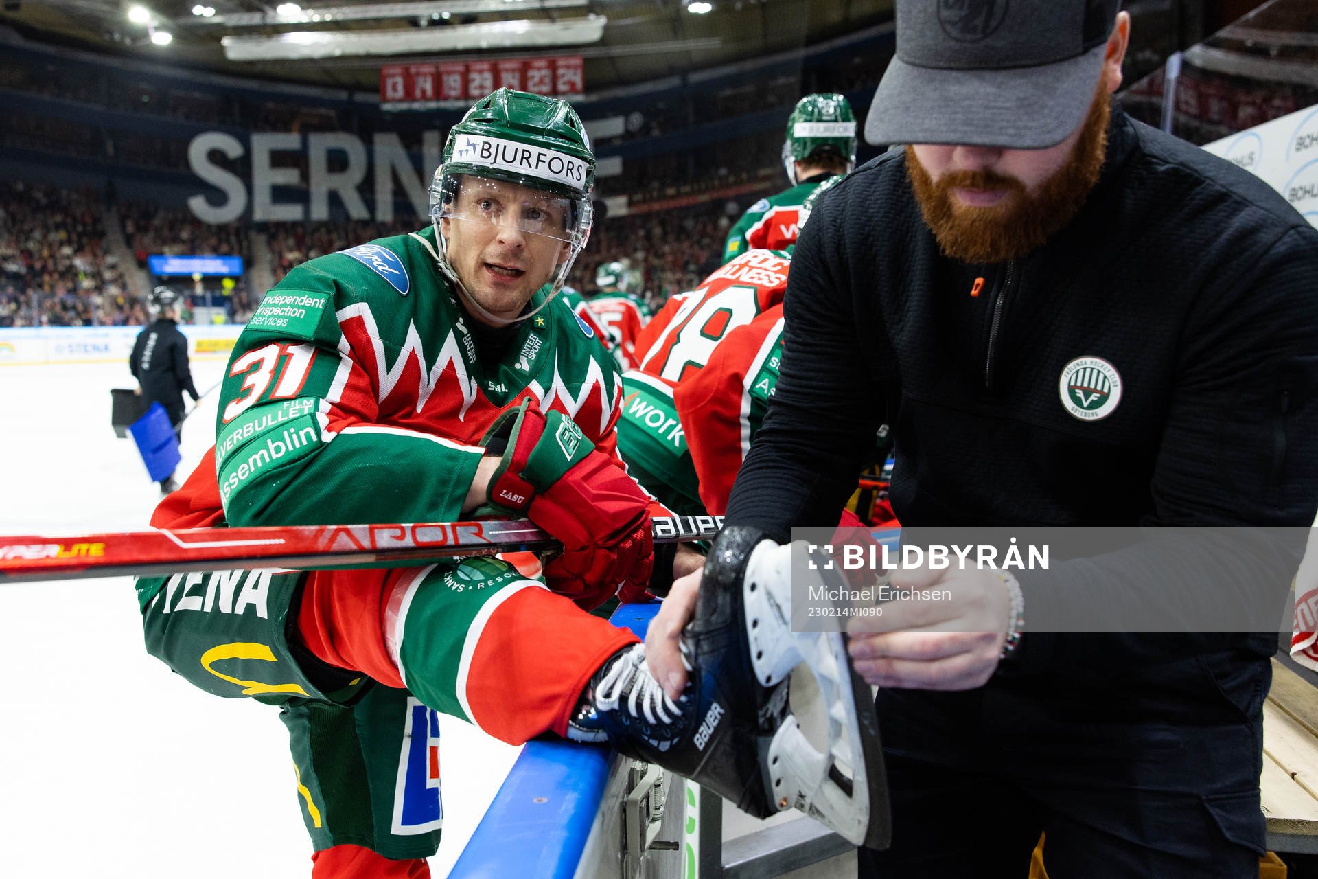 Frölundas Nicklas Lasu får sin skridskoskena åtgärdad