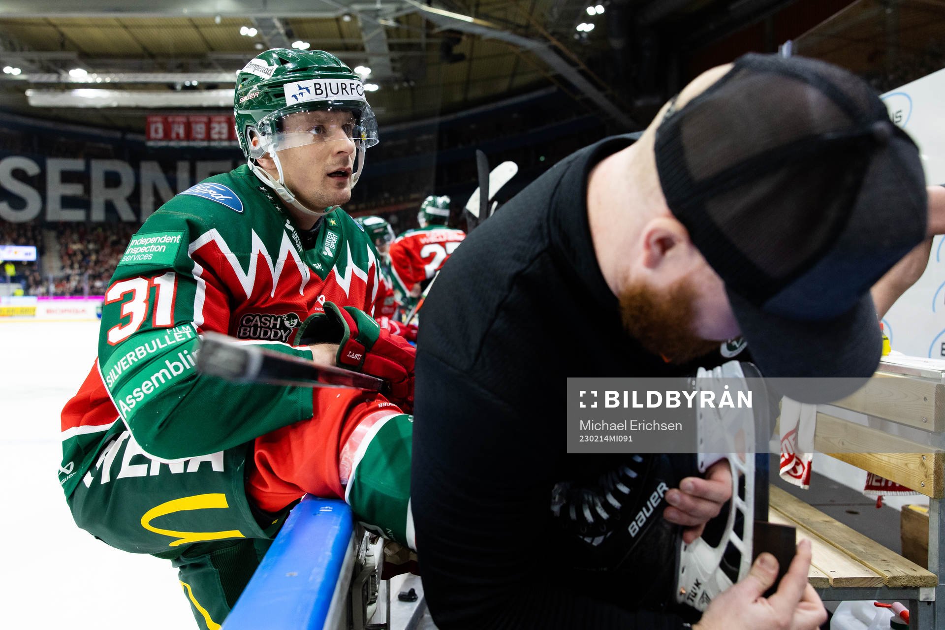 Frölundas Nicklas Lasu får sin skridskoskena åtgärdad