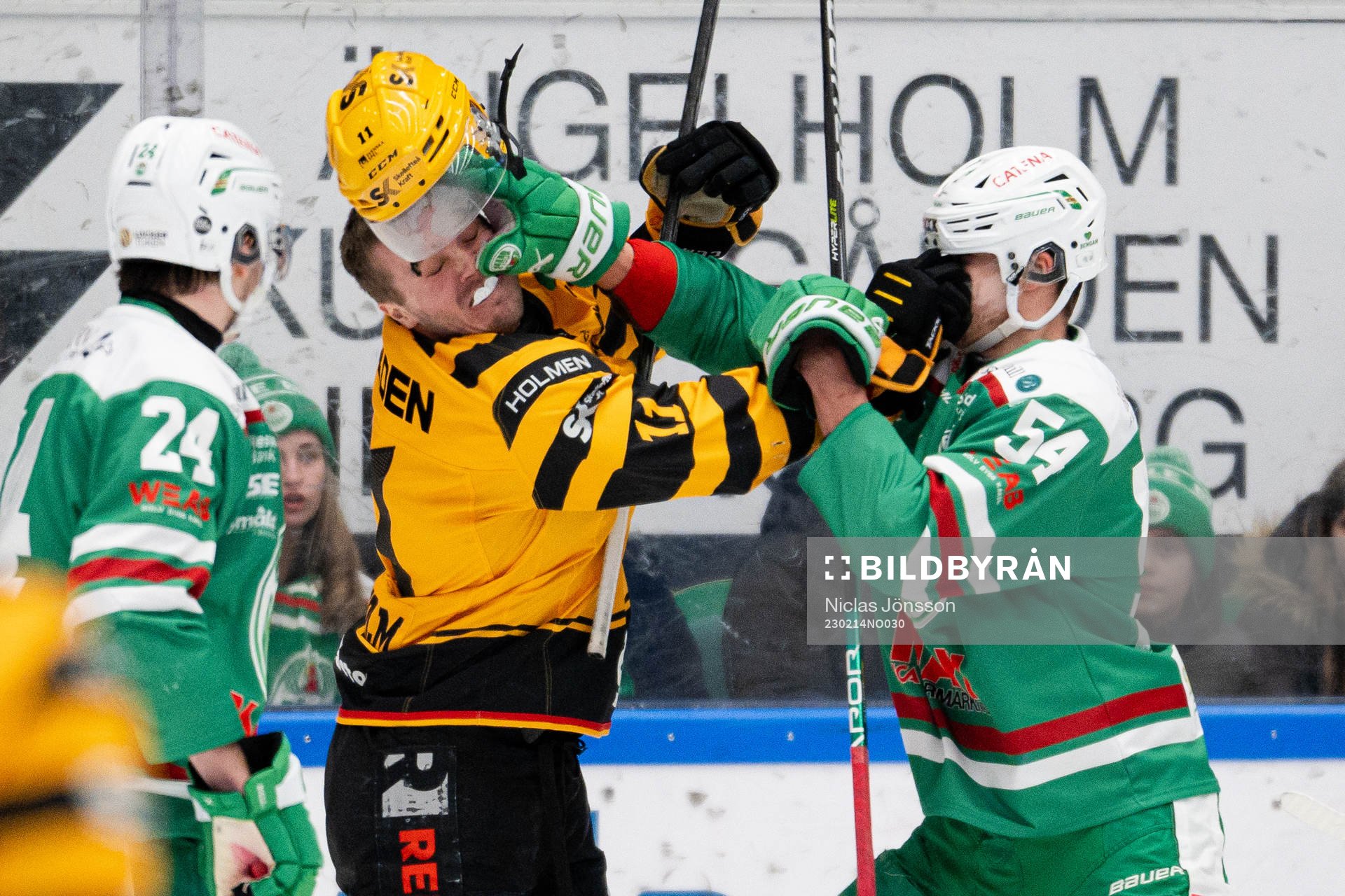 Bråk mellan Skellefteås Max Lindholm och Rögles William