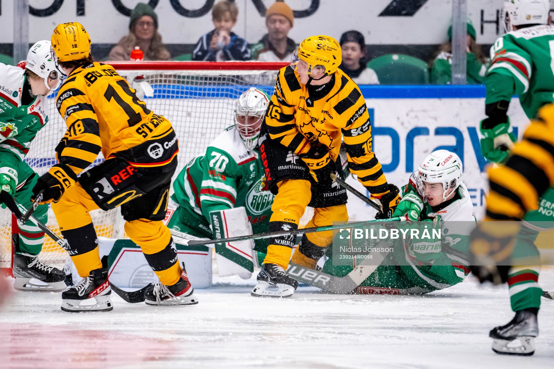 Skellefteås Linus Lindström kamp med Rögles Marco Kasper