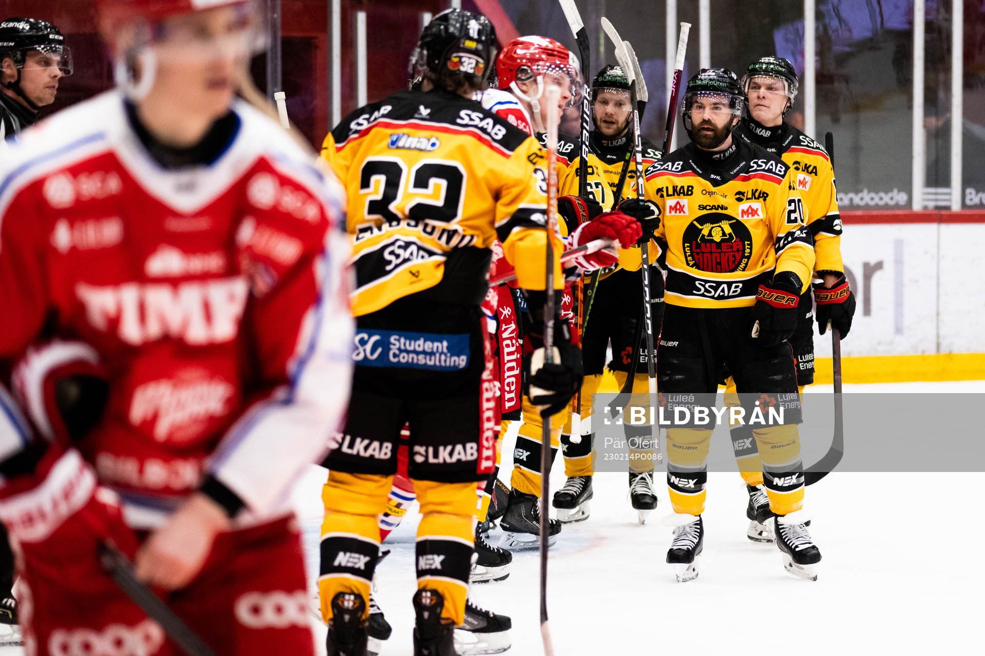 Luleås Tomi Sallinen jublar med sina kamrater