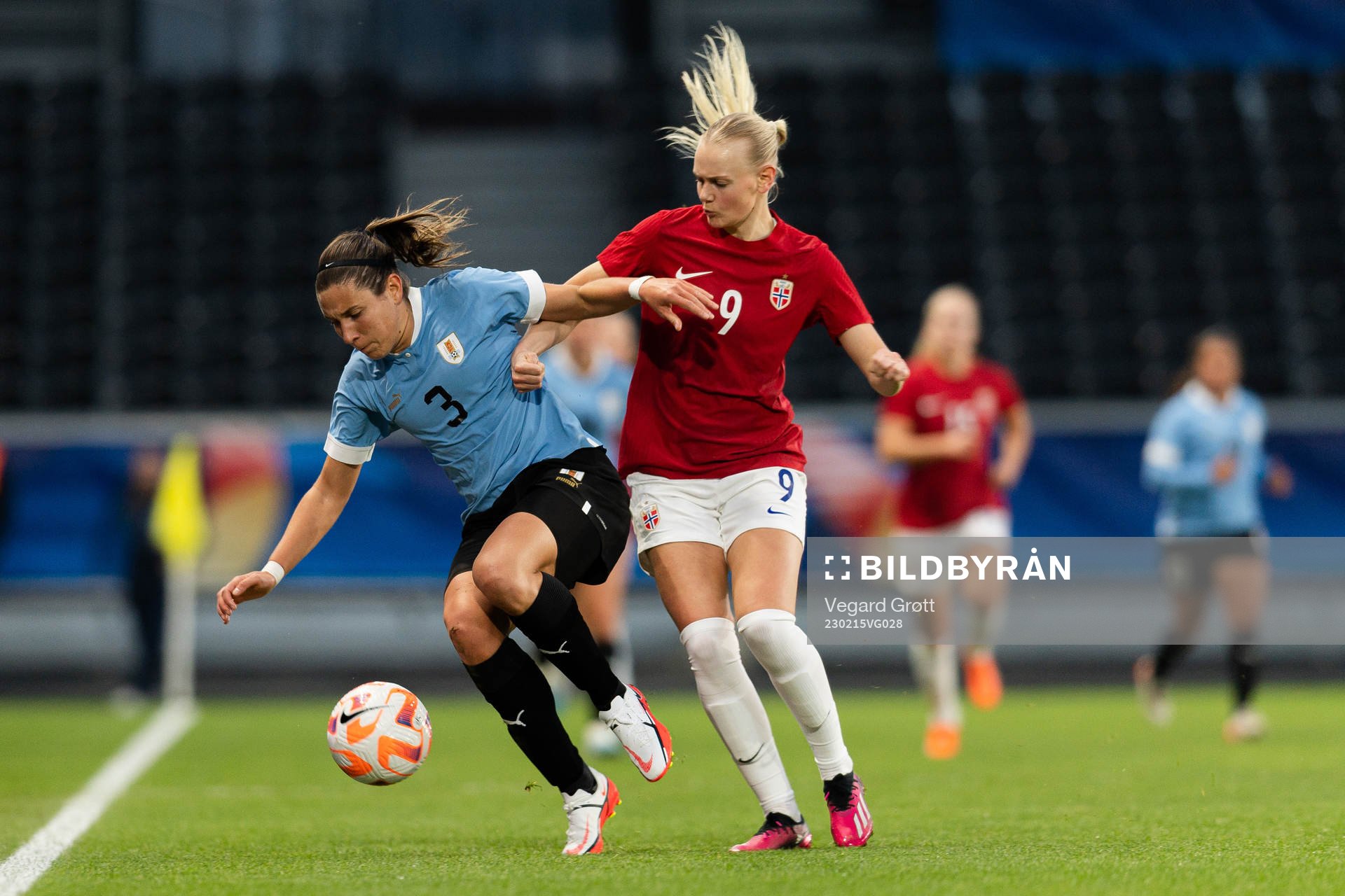 Daiana Farias of Uruguay and Karina Sævik of Norway