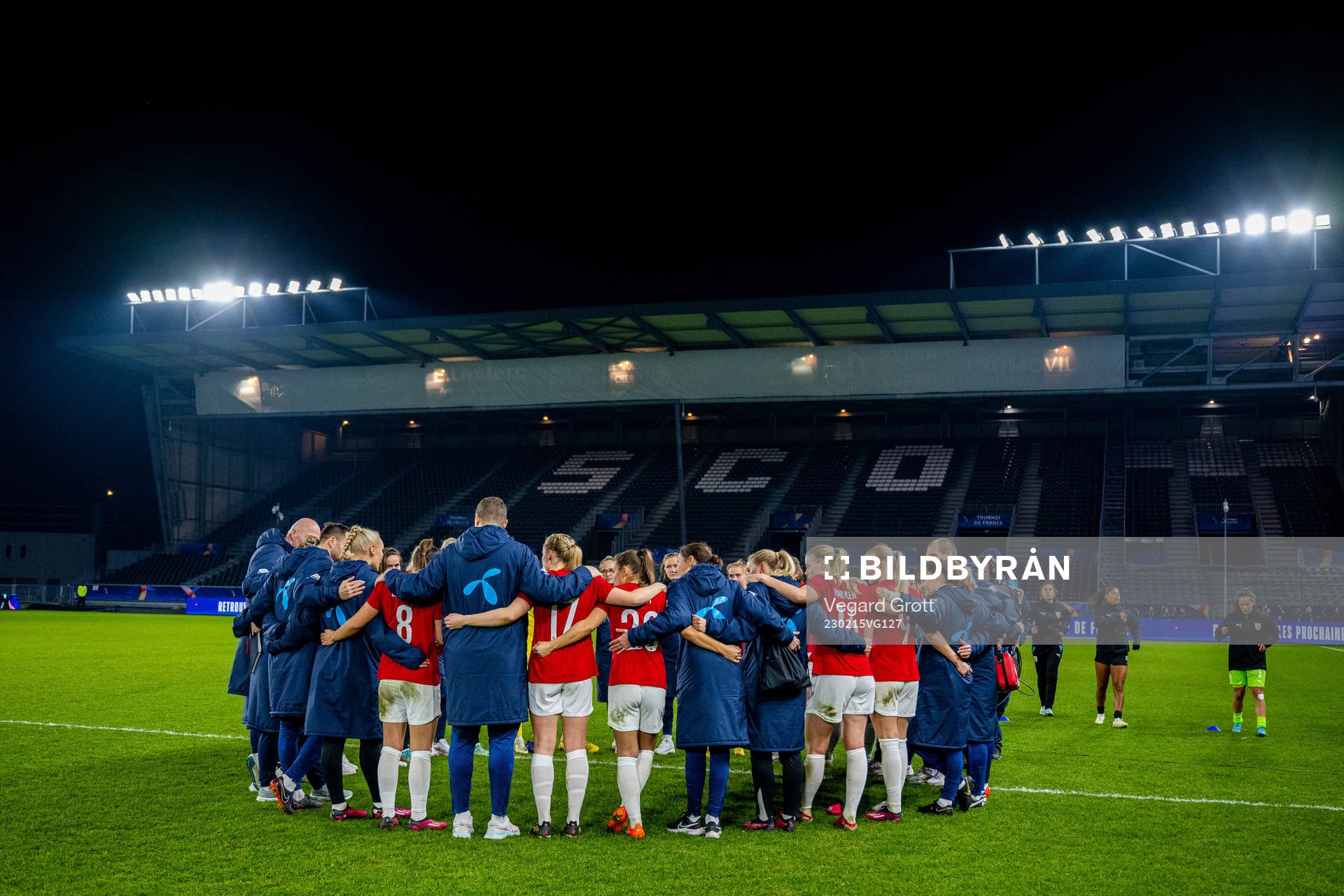 Players and staff of Norway gather in a circle