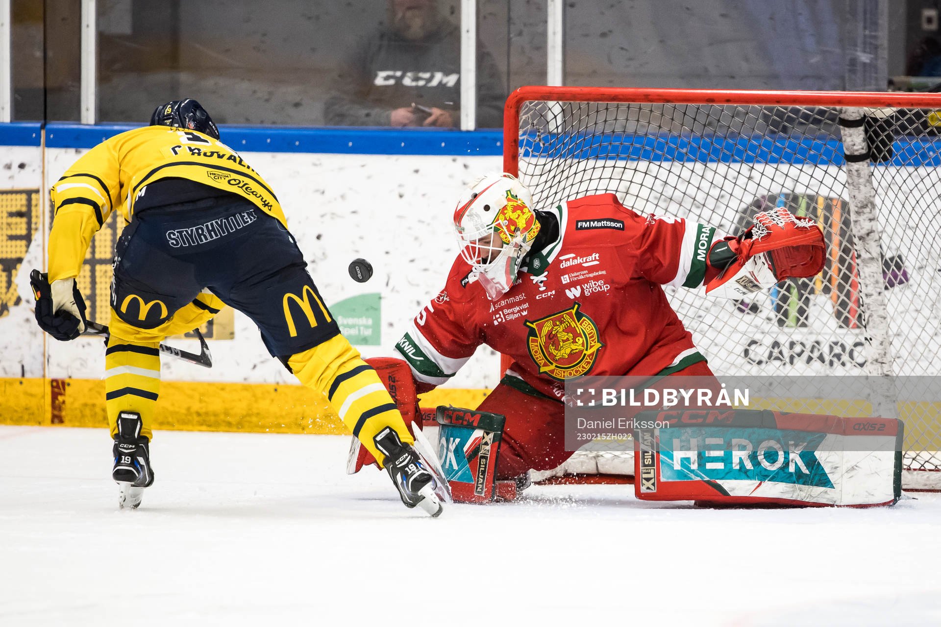 Moras målvakt Andreas Ljunggren räddar straff från