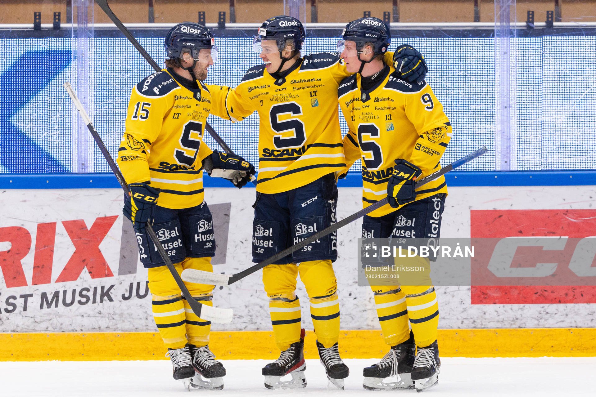 Södertäljes Albert Sjöberg jublar med Albin Carlson och