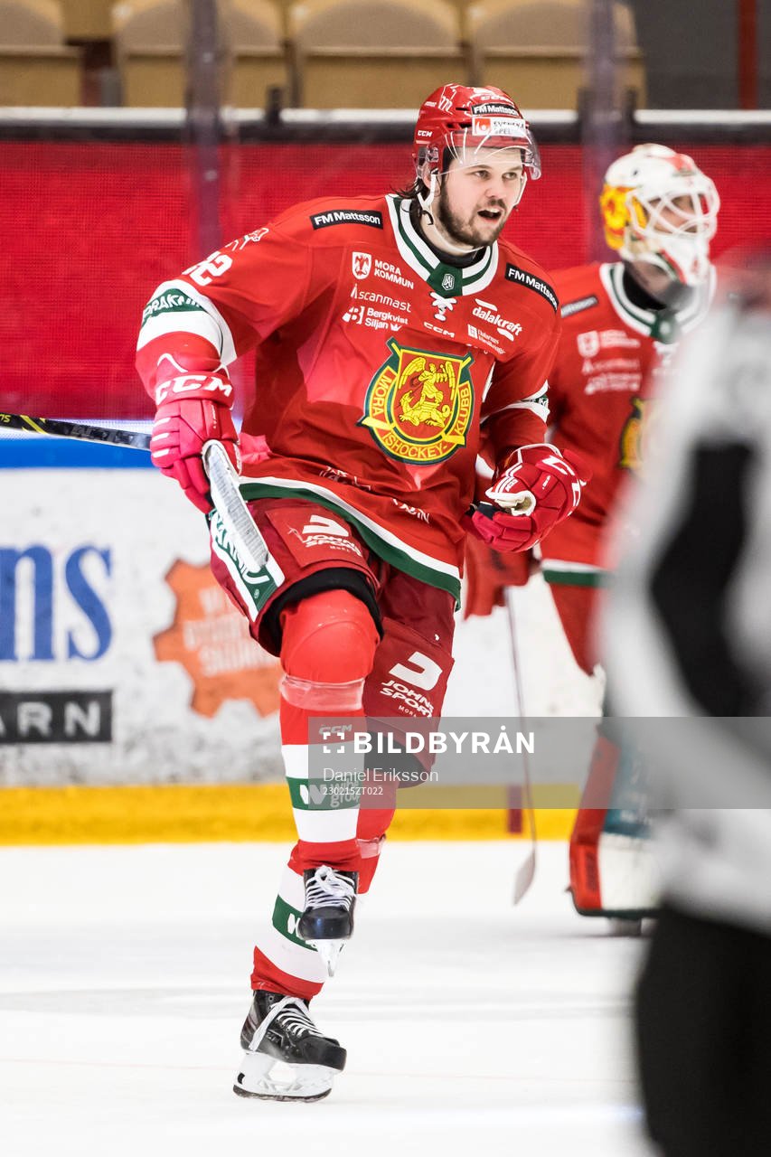 Moras Måns Carlsson jublar