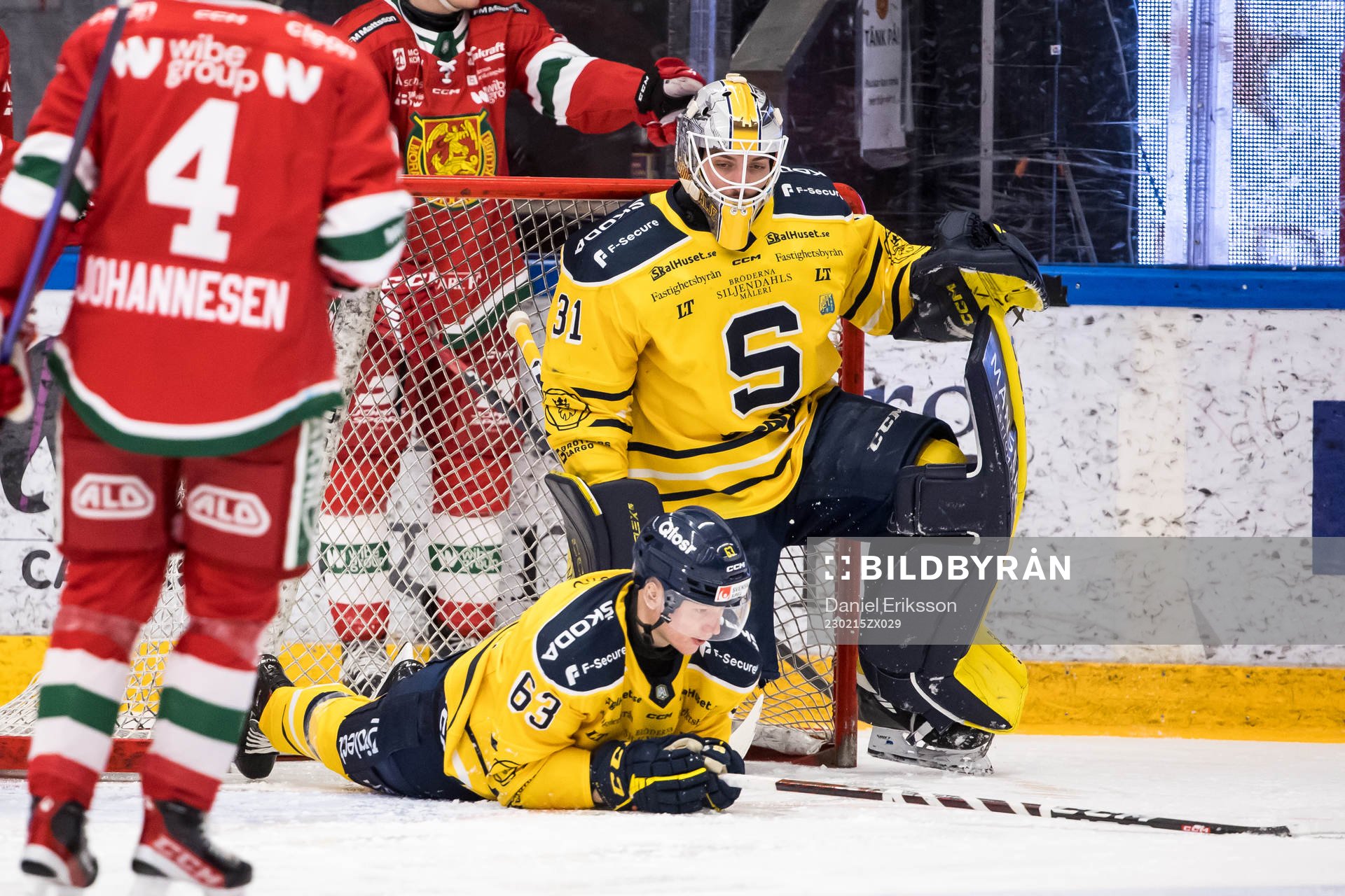Södertäljes Julius Bergman och Södertäljes målvakt