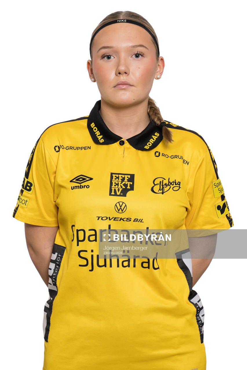Hanna Wallin under en porträttfotografering med Elfsborg U Dam den 16 februari 2023 i Borås. 