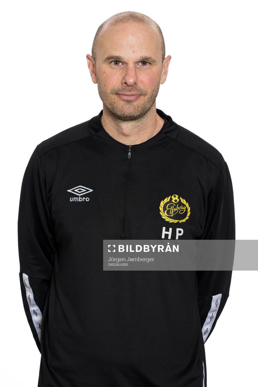 Tränare Henrik Pettersson under en porträttfotografering med Elfsborg U Dam den 16 februari 2023 i Borås. 