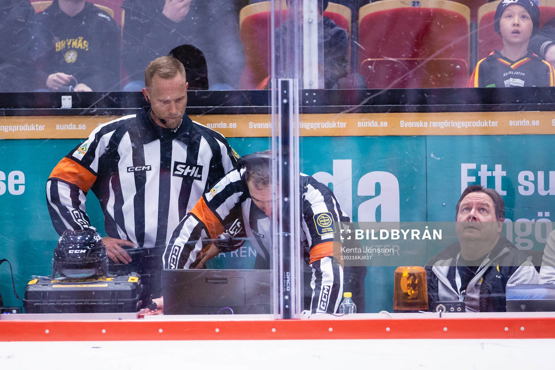 Domarna videogranskar ett mål av Brynäs Theo Lindstein
