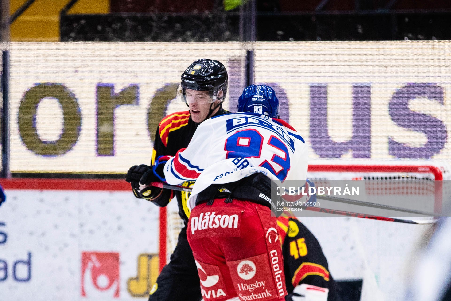 Brynäs David Sklenicka och Oskarshamns Cameron Brace i ett