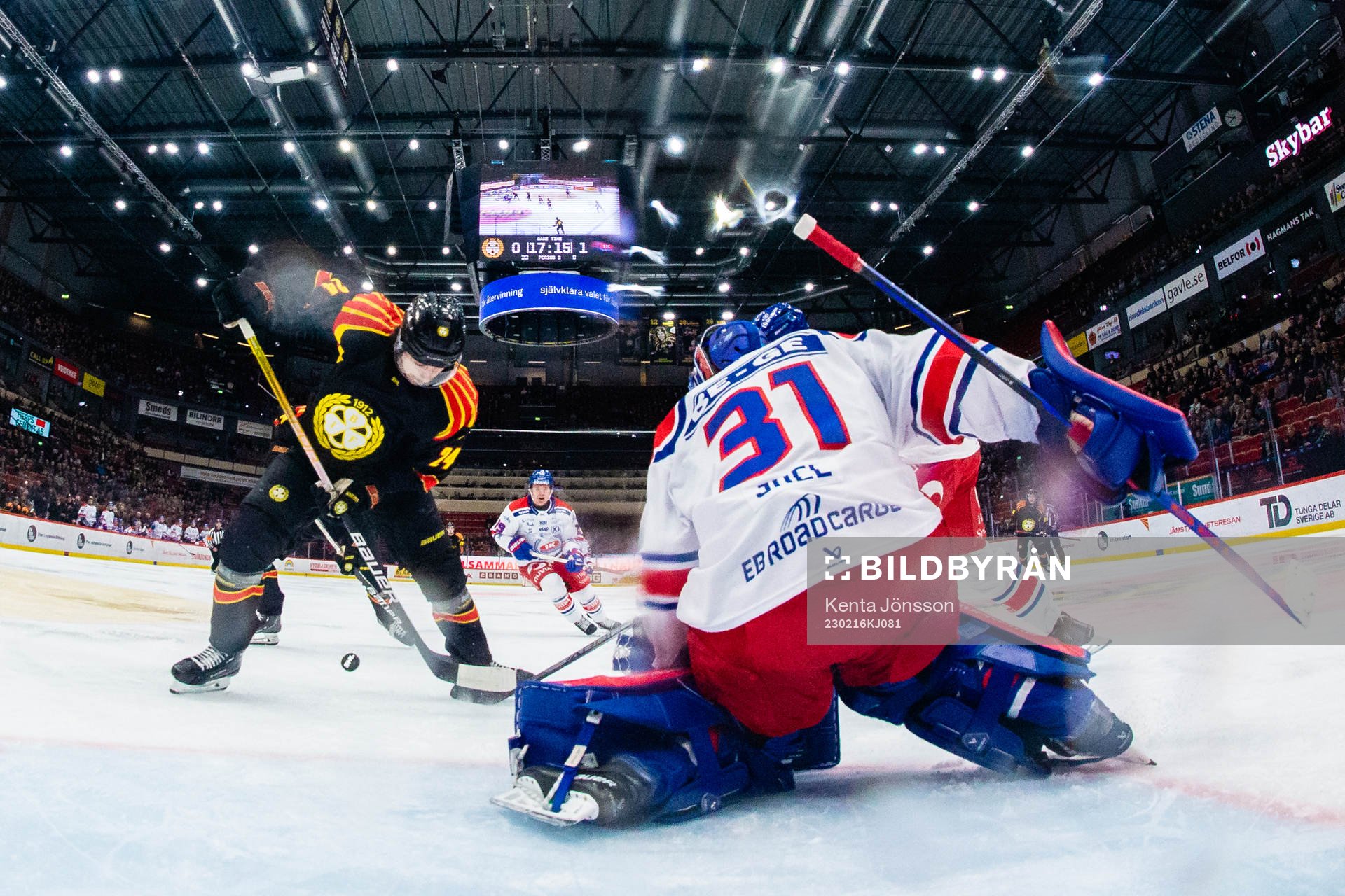 Brynäs Alexander Ljungkrantz och Oskarshamns målvakt Tim