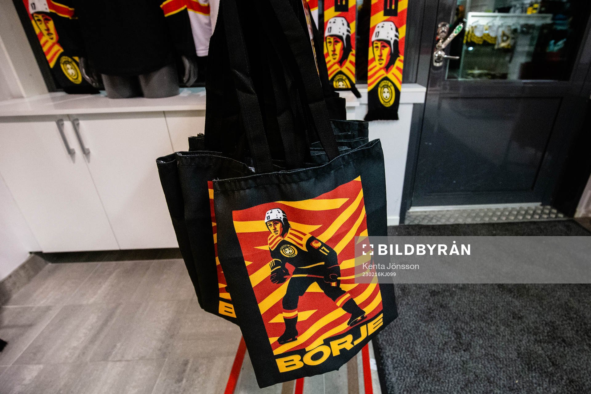 Tygväskor med ett tryck föreställande Börje Salming i