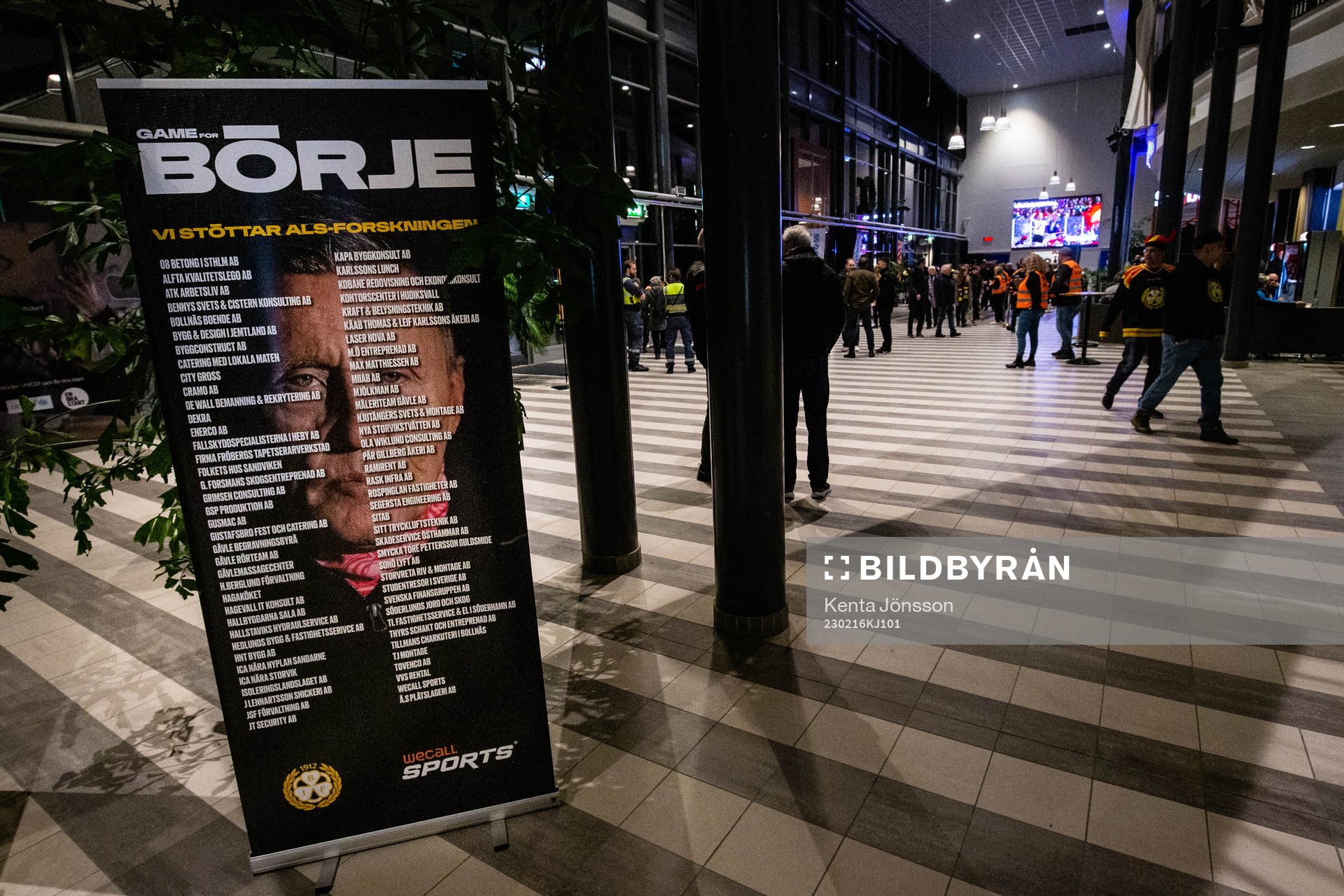 En skylt i Monitor ERP Arena med företag som stöttat