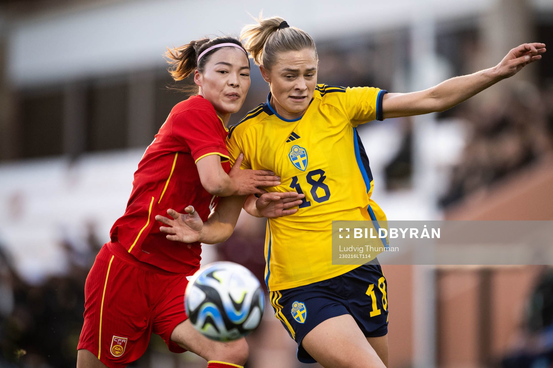 Li Mengwen of China and Fridolina Rolfö of Sweden
