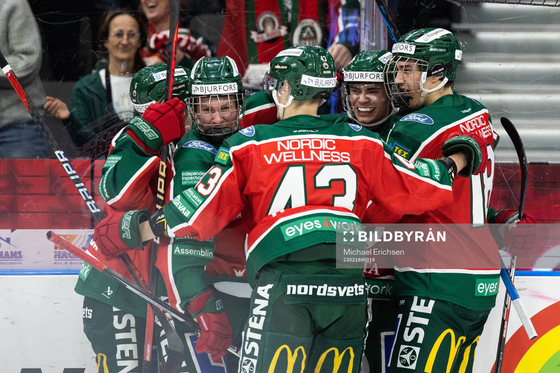 Frölundas Isac Born jublar med lagkamrater