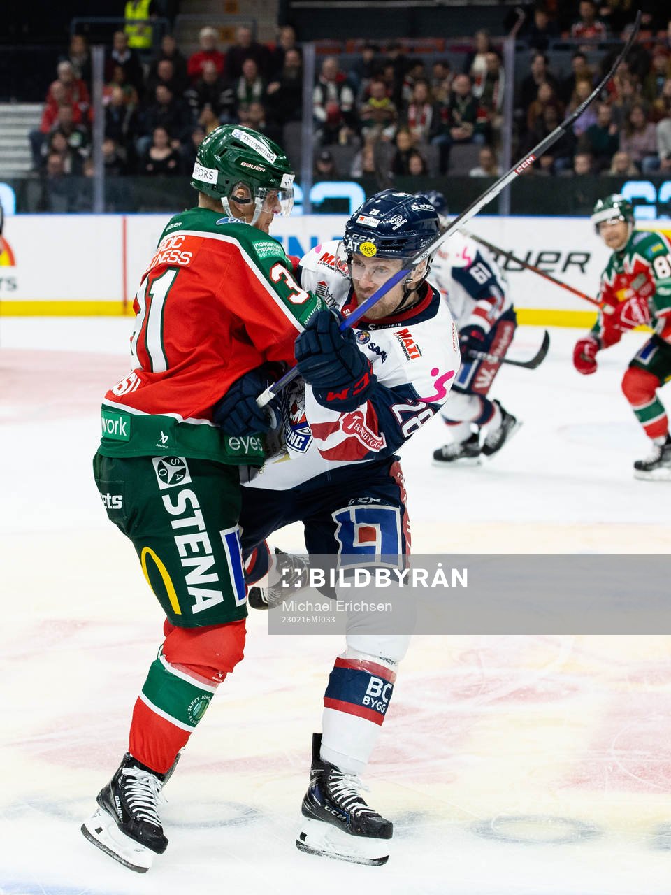 Frölundas Nicklas Lasu tacklar Linköpings John Nyberg