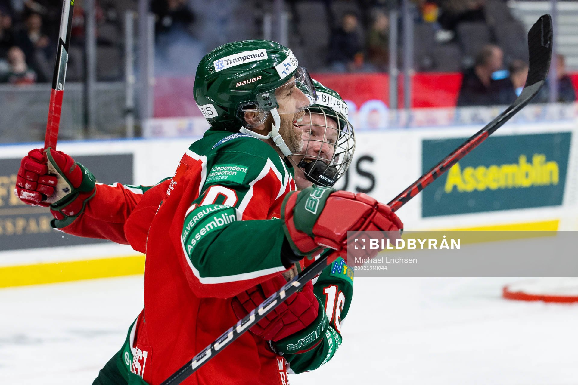 Frölundas Joel Lundqvist jublar ihop med Otto Stenberg