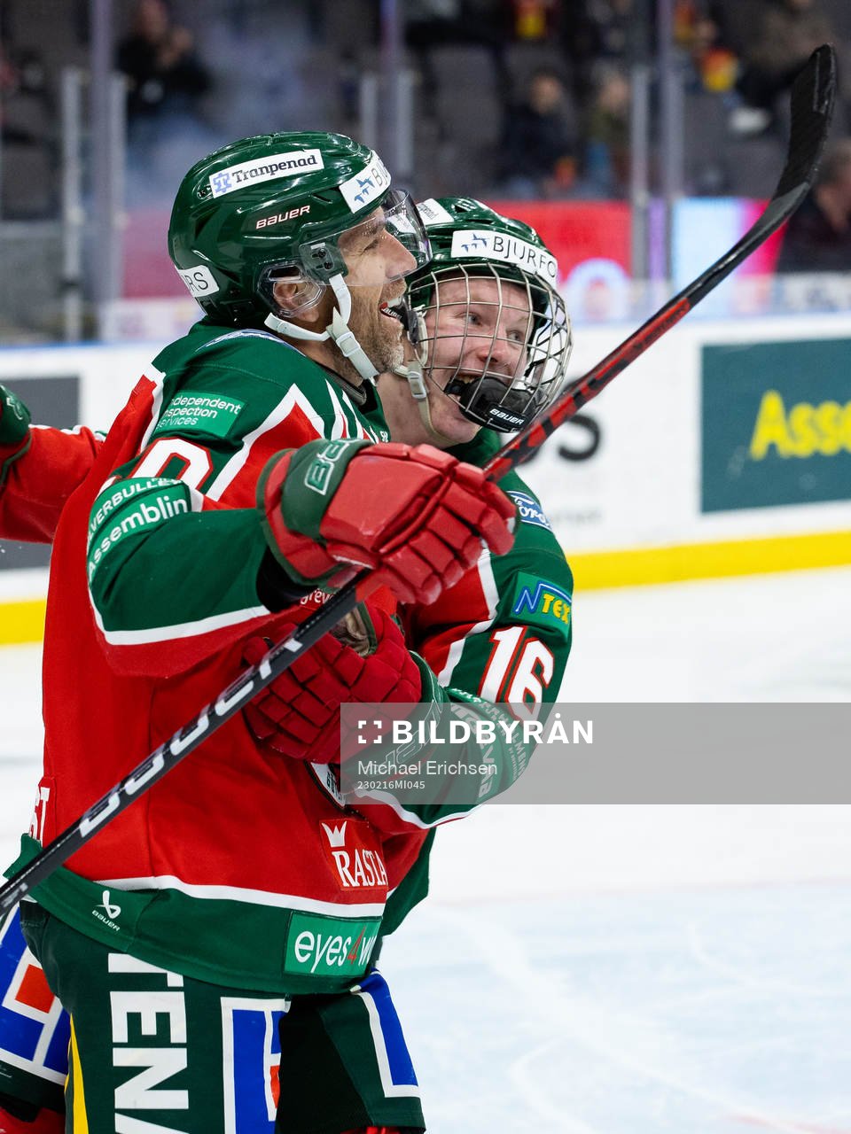 Frölundas Joel Lundqvist jublar ihop med Otto Stenberg