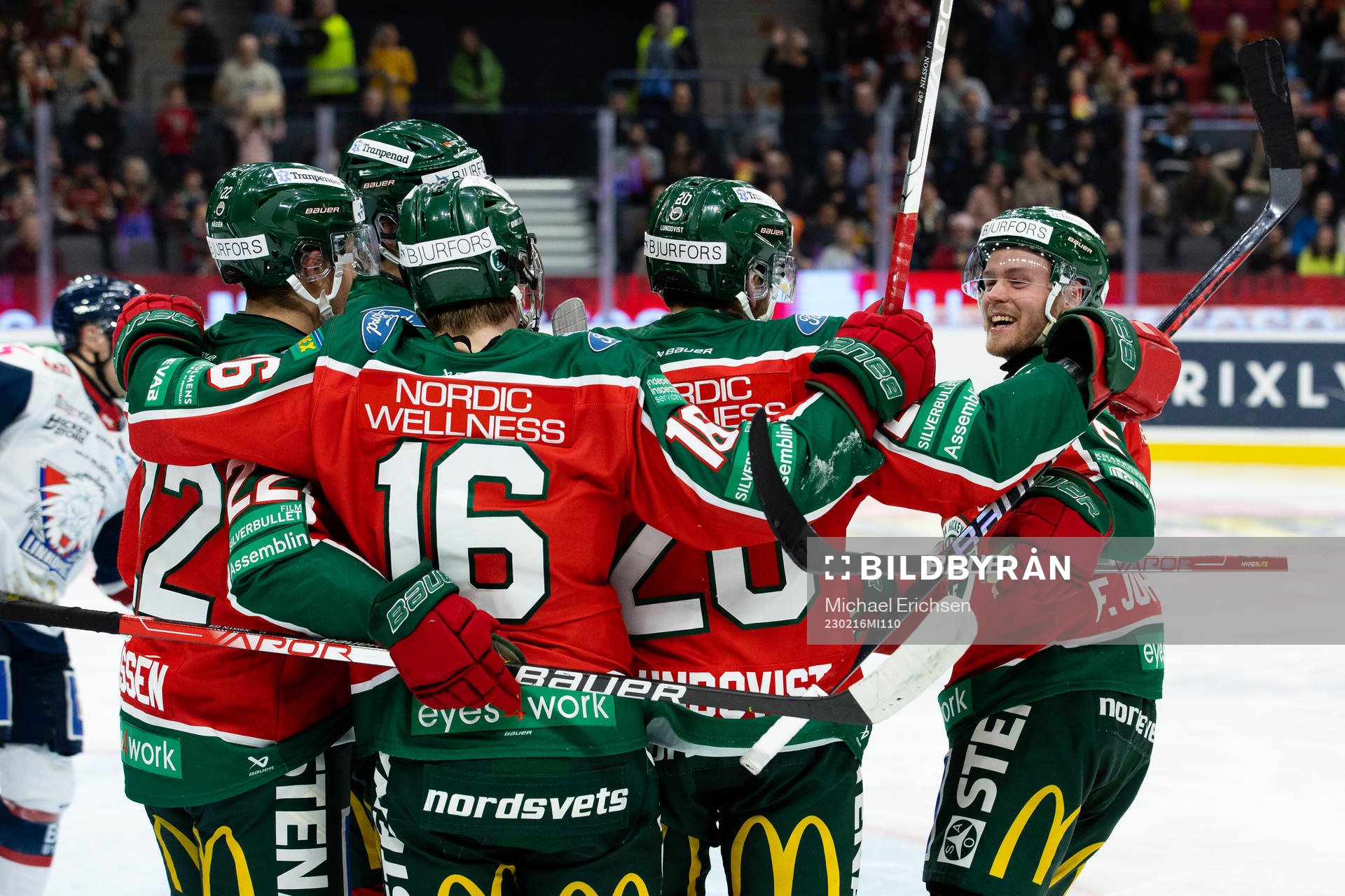 Frölundas Joel Lundqvist jublar med lagkamrater