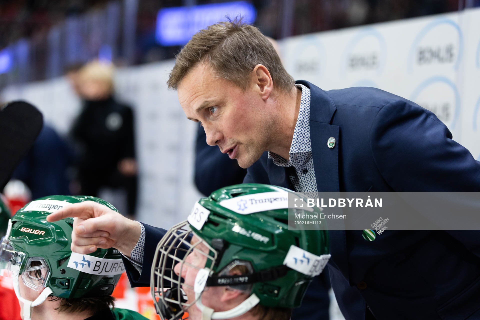 Frölundas tränare Roger Rönnberg pratar med Otto Stenberg