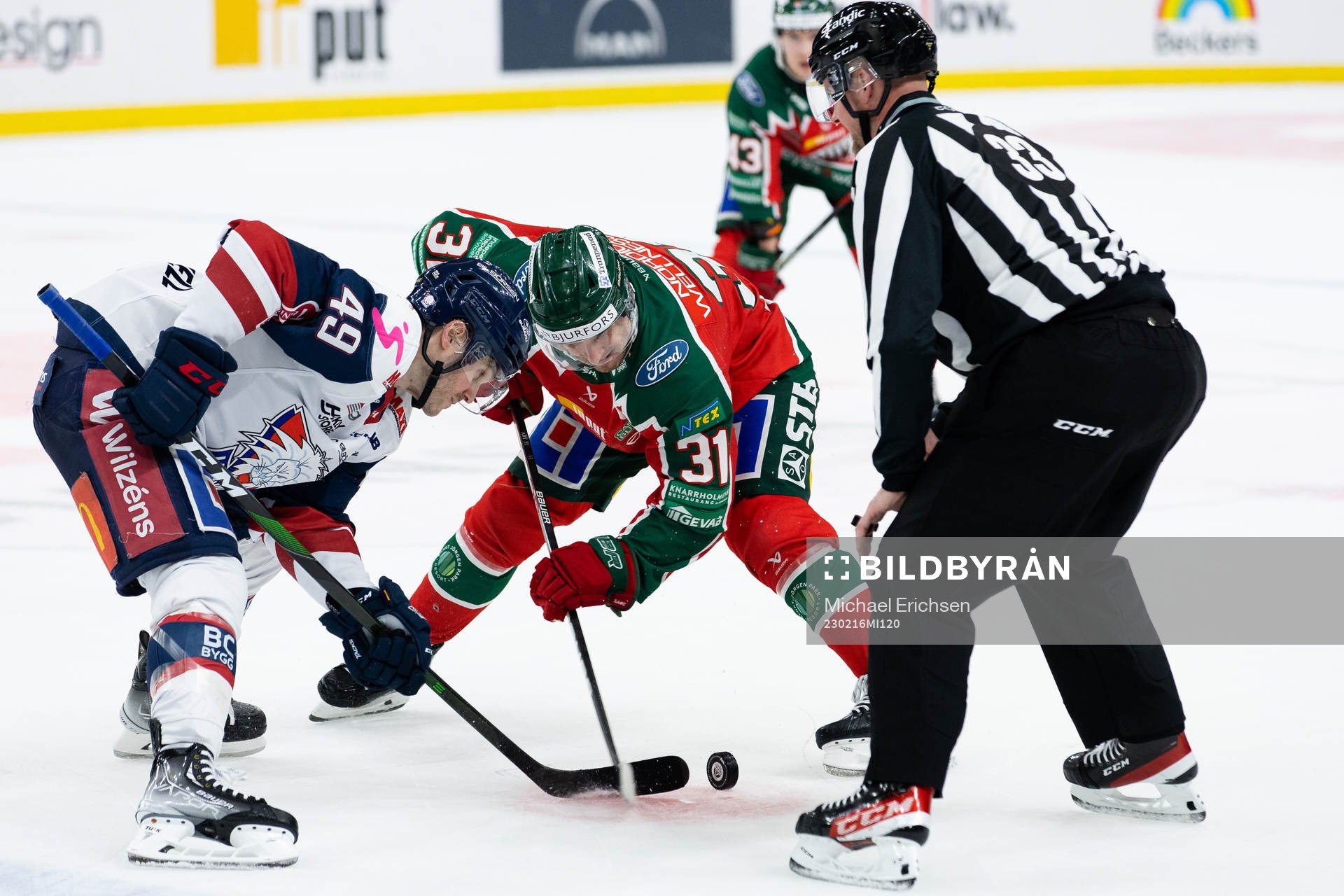 Linköpings Benjamin Maxwell tekar mot Frölundas Nicklas