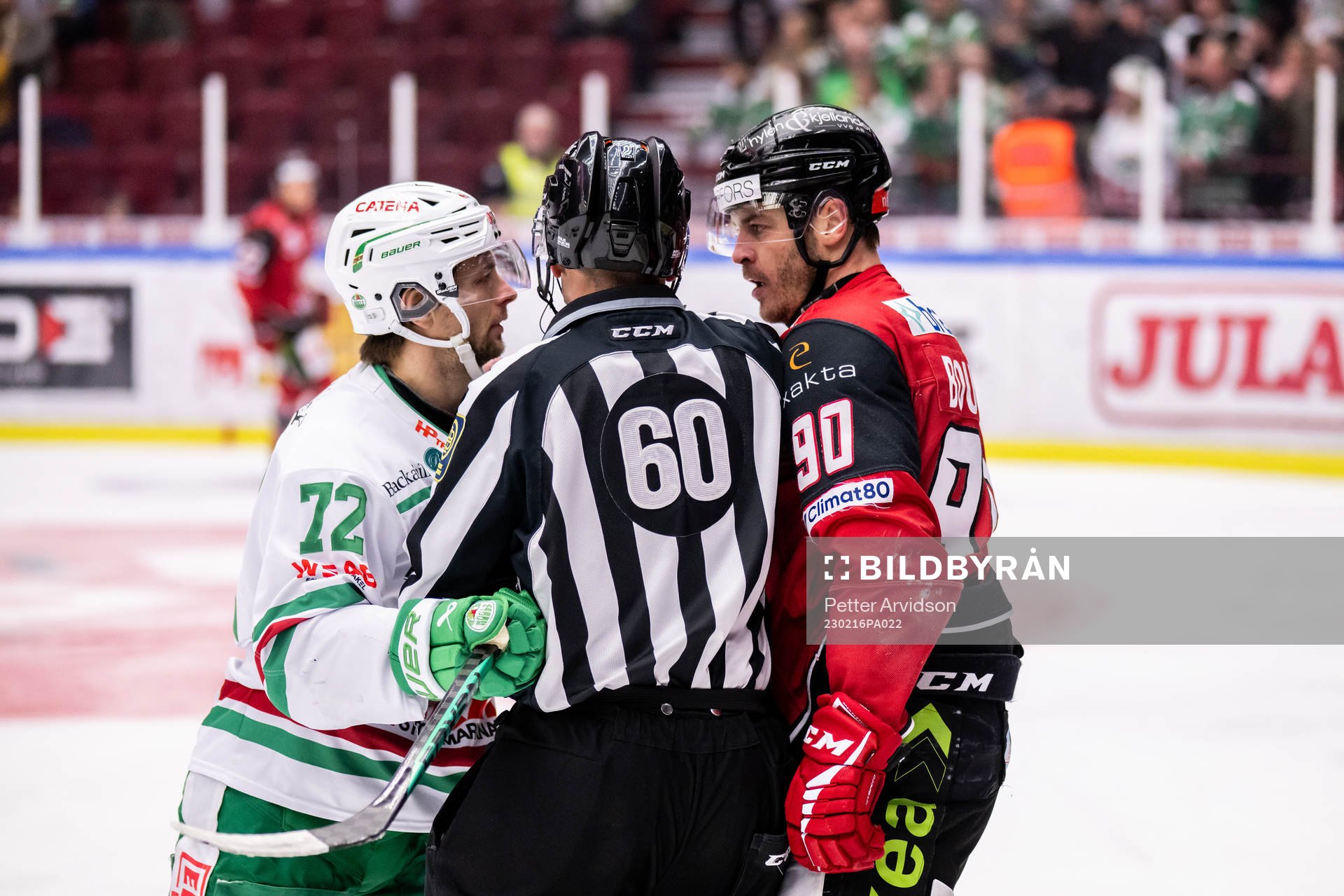Rögles Daniel Zaar och Malmö Redhawks Lance Bouma i en