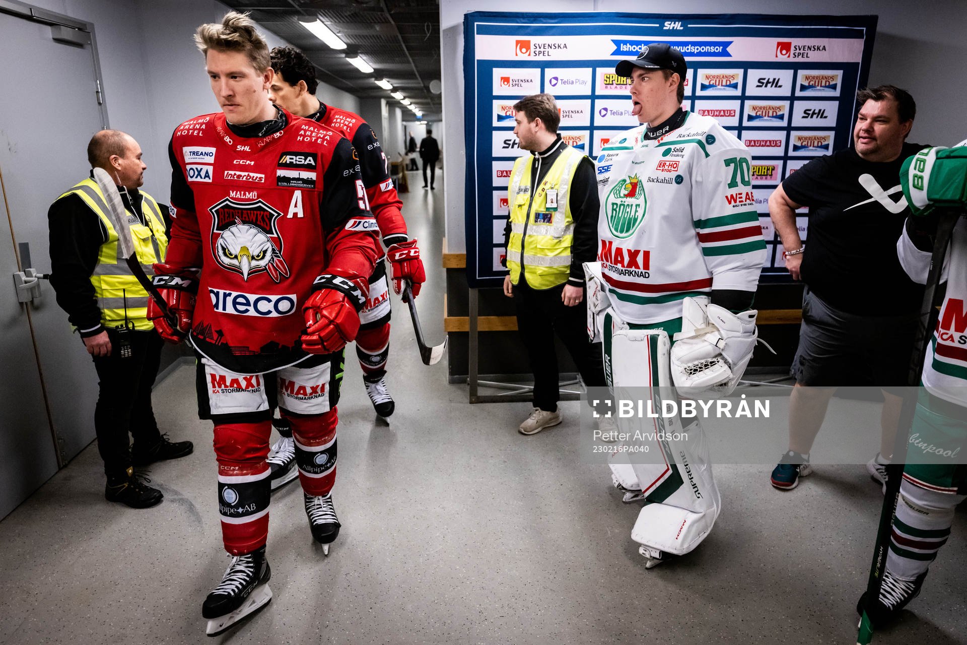 Malmö Redhawks Emil Sylvegård och Rögles målvakt Calle