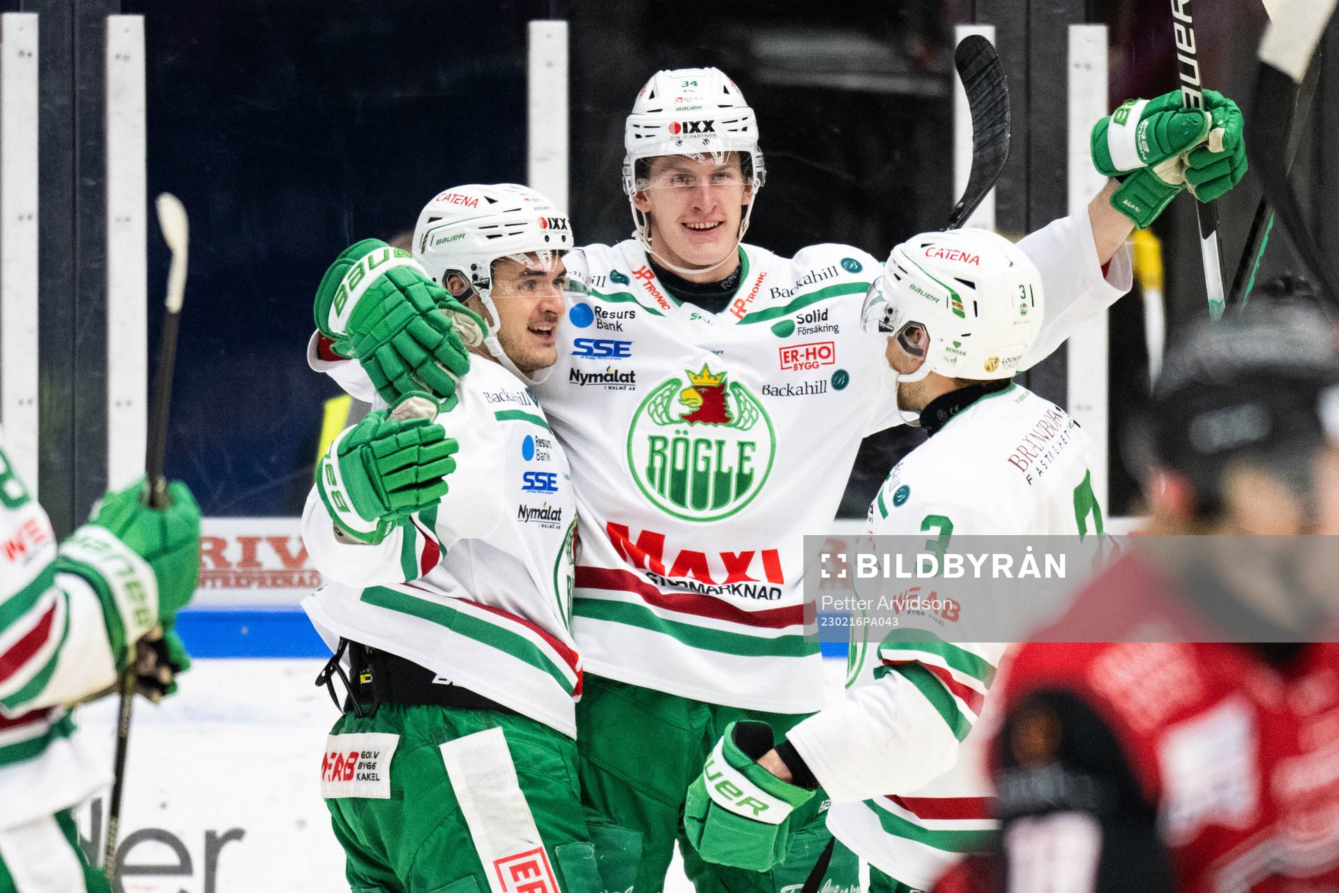 Rögles Adam Edström jublar med lagkamrater