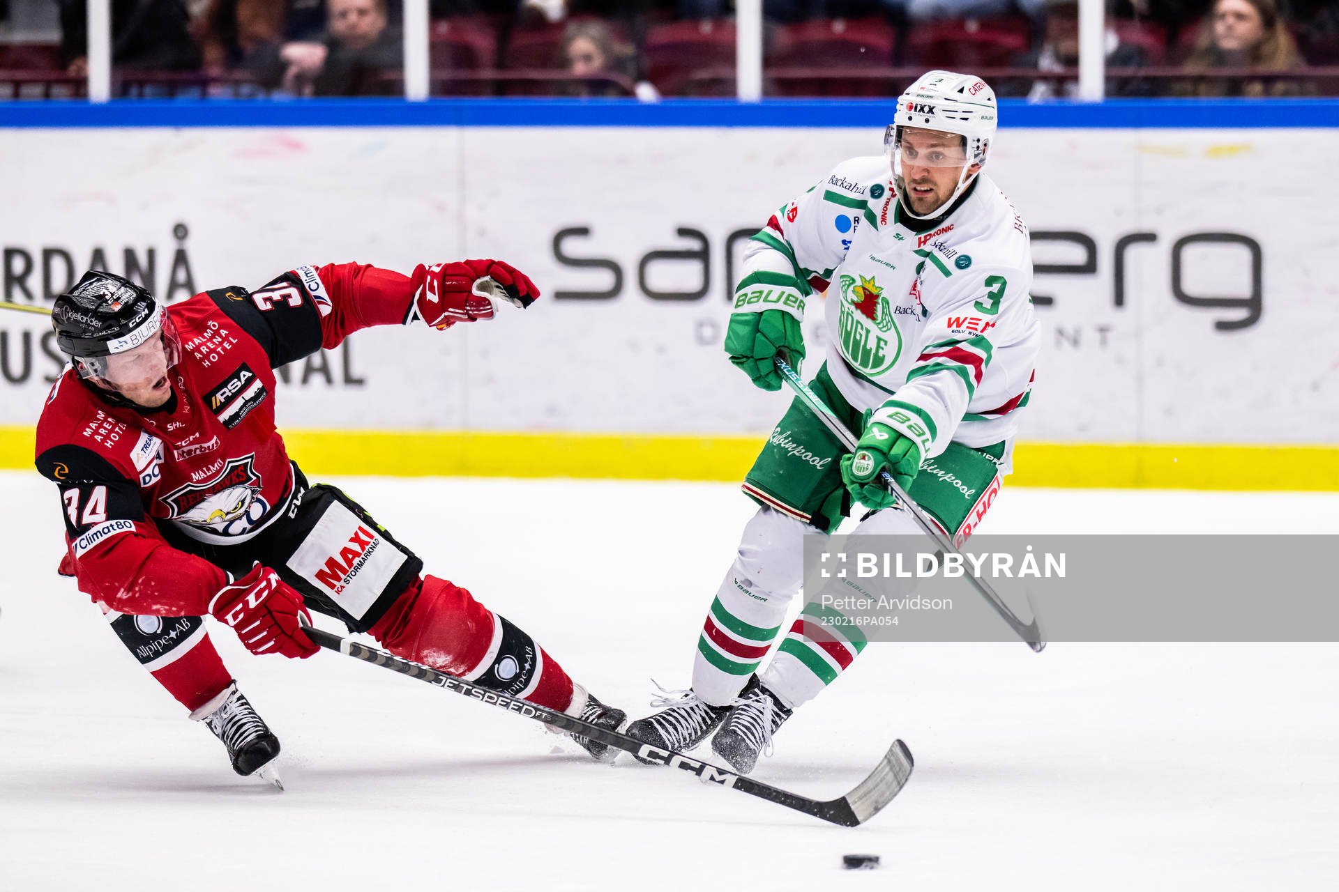 Malmö Redhawks Carl Söderberg och Rögles Michael Kapla