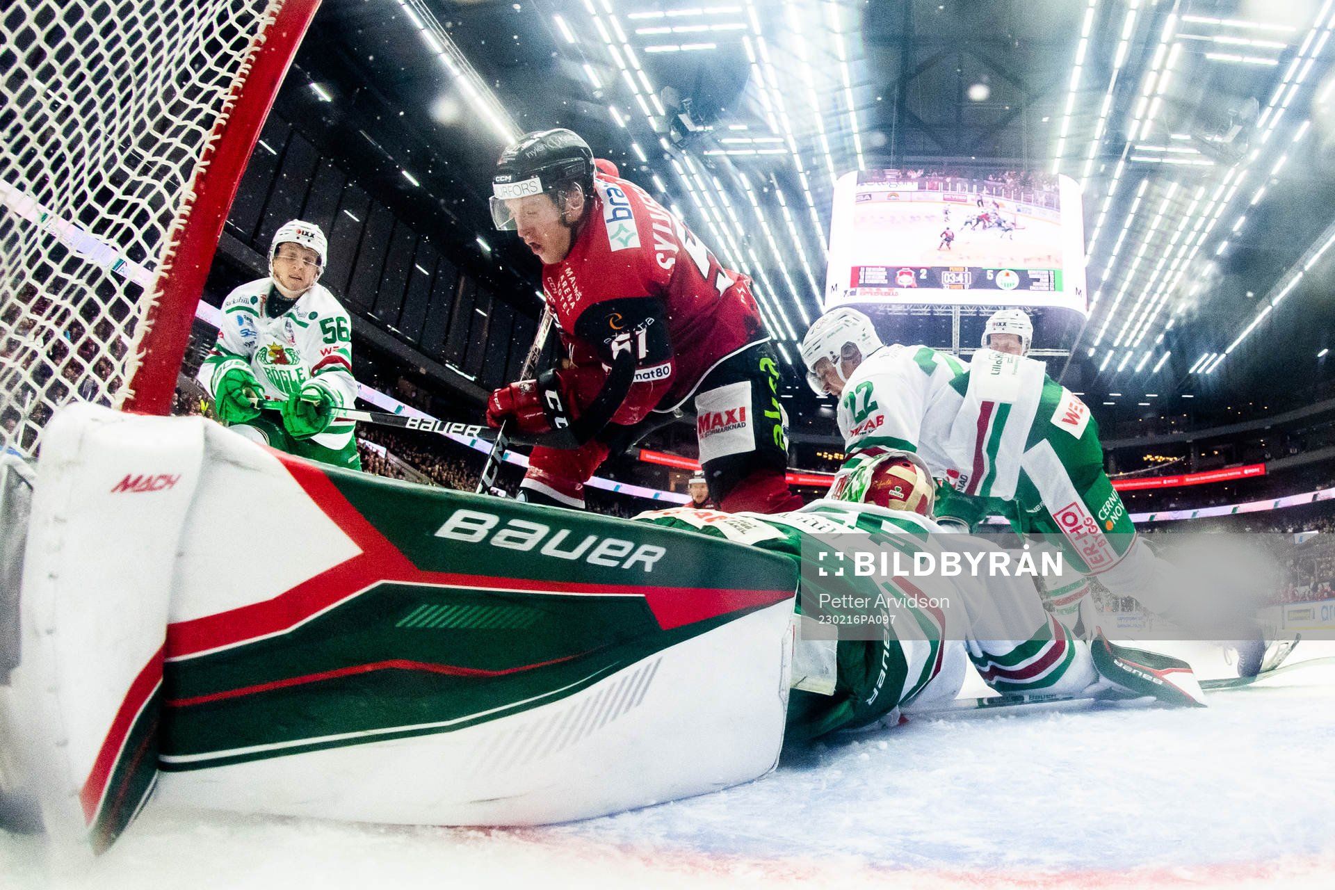 Malmö Redhawks Emil Sylvegård oroar mot Rögles Adam
