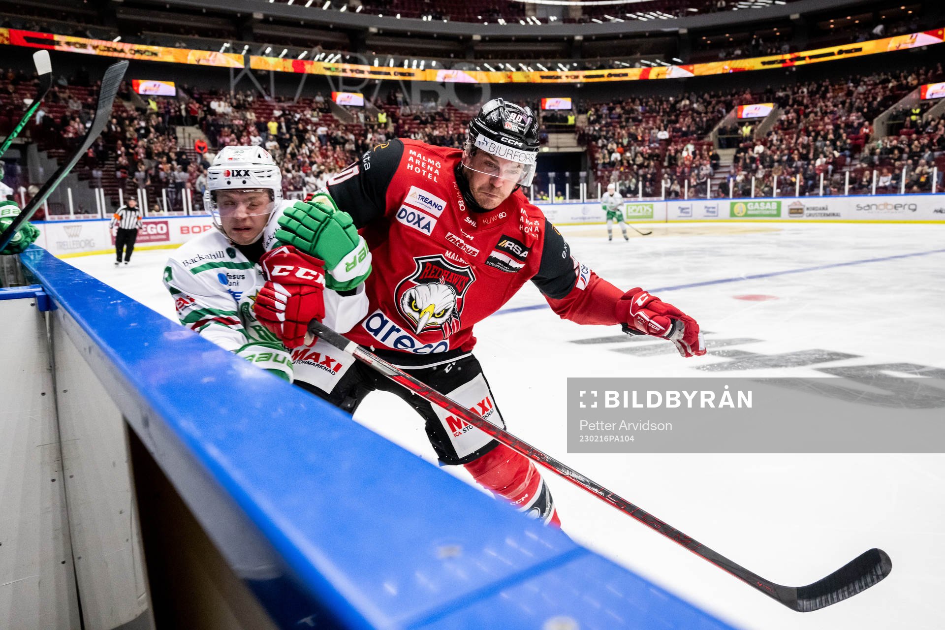 Rögles Samuel Jonsson och Malmö Redhawks Lance Bouma