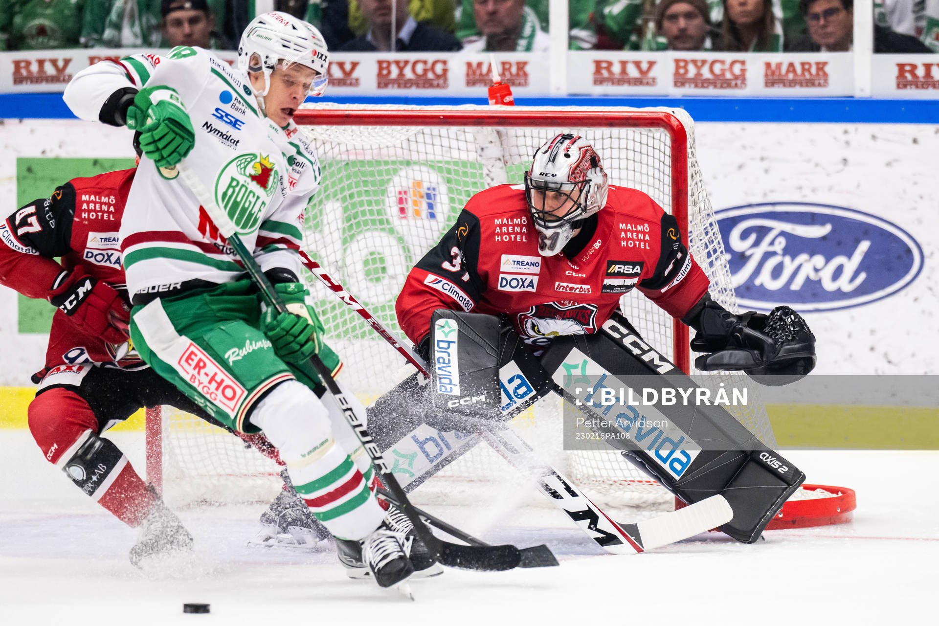 Rögles Anton Bengtsson oroar mot Malmö Redhawks målvakt