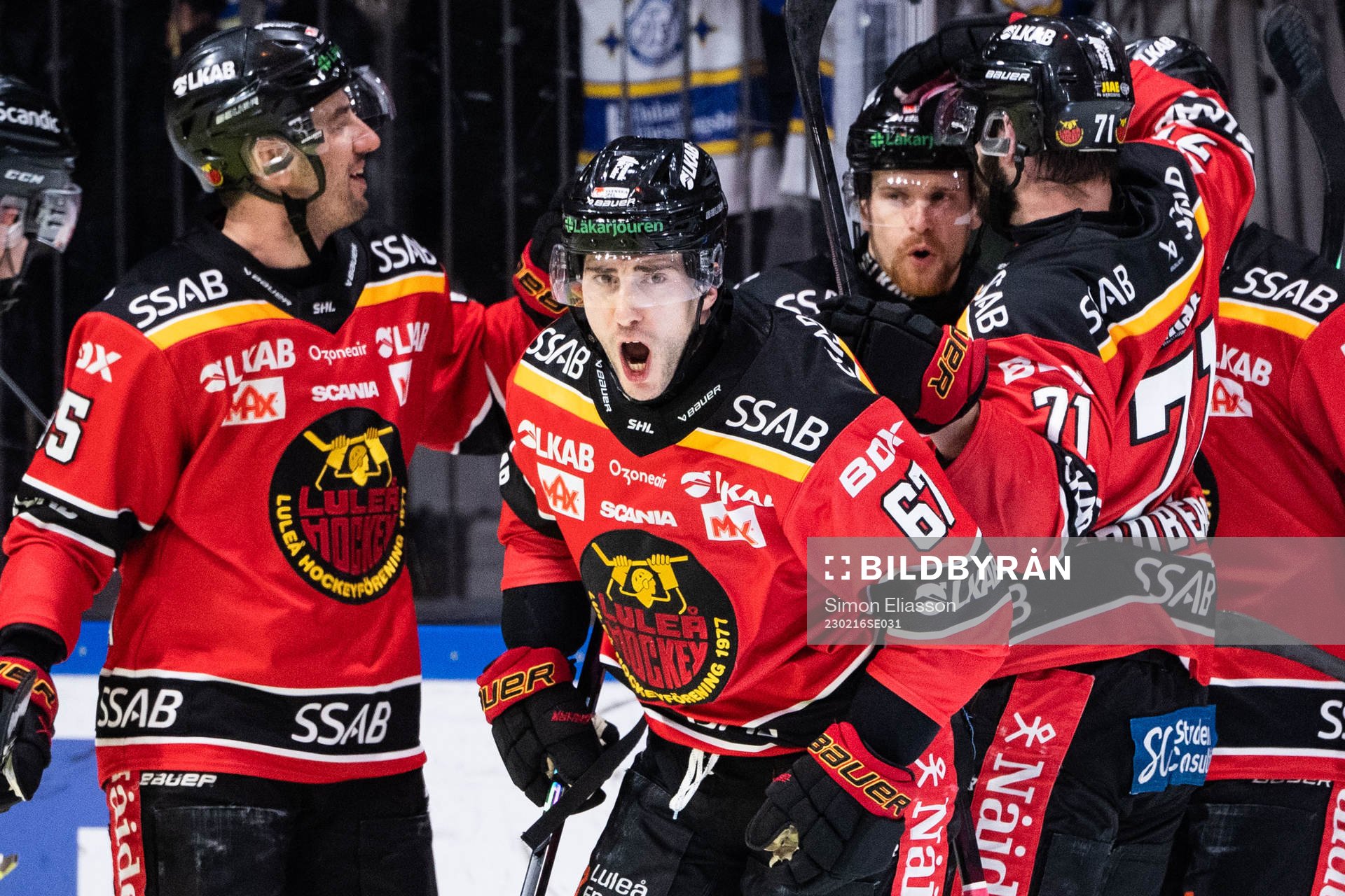 Luleås Konstantin Komarek jublar med lagkamrater