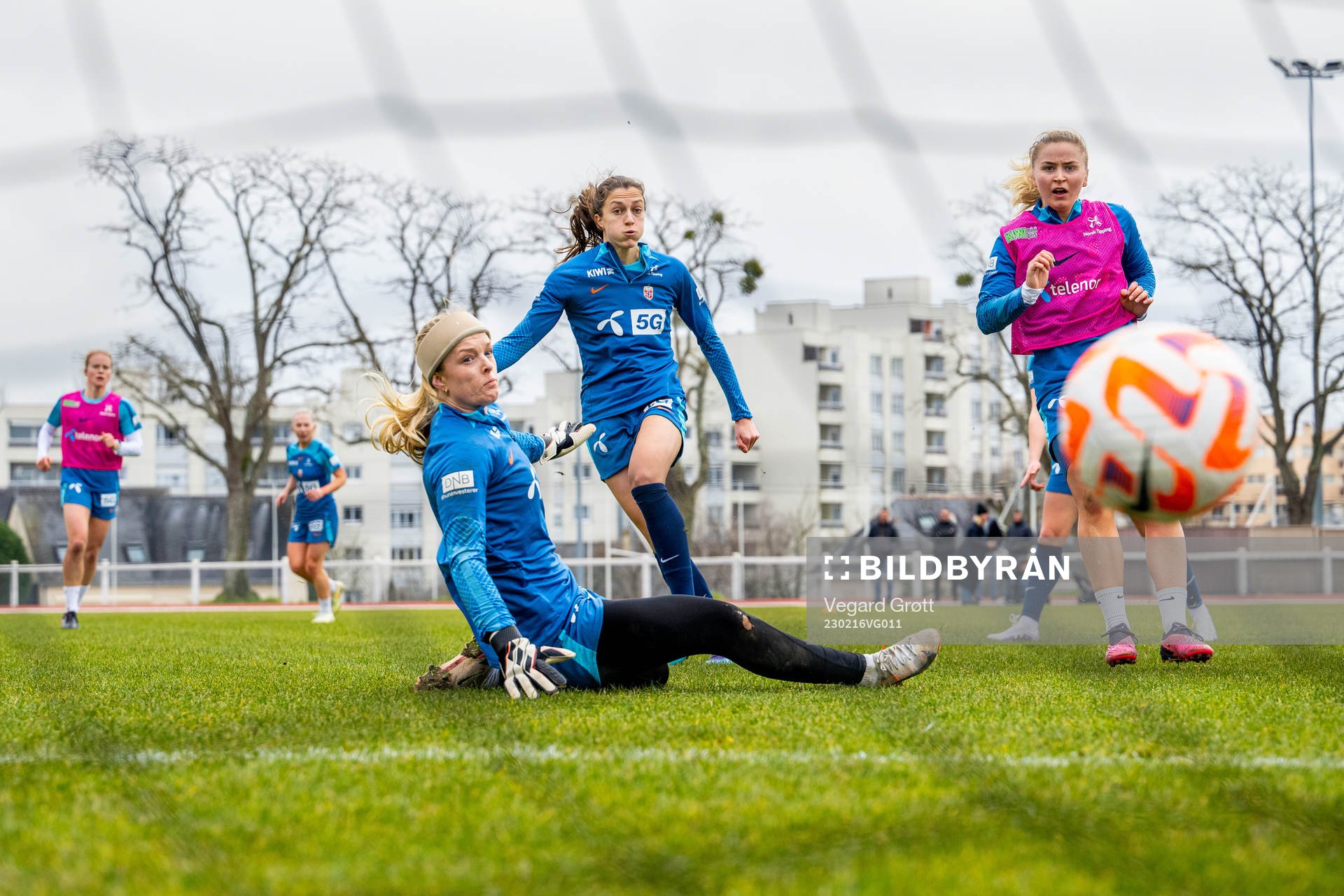 Goalkeeper Guro Pettersen, Emma Stølen Godø and Anna