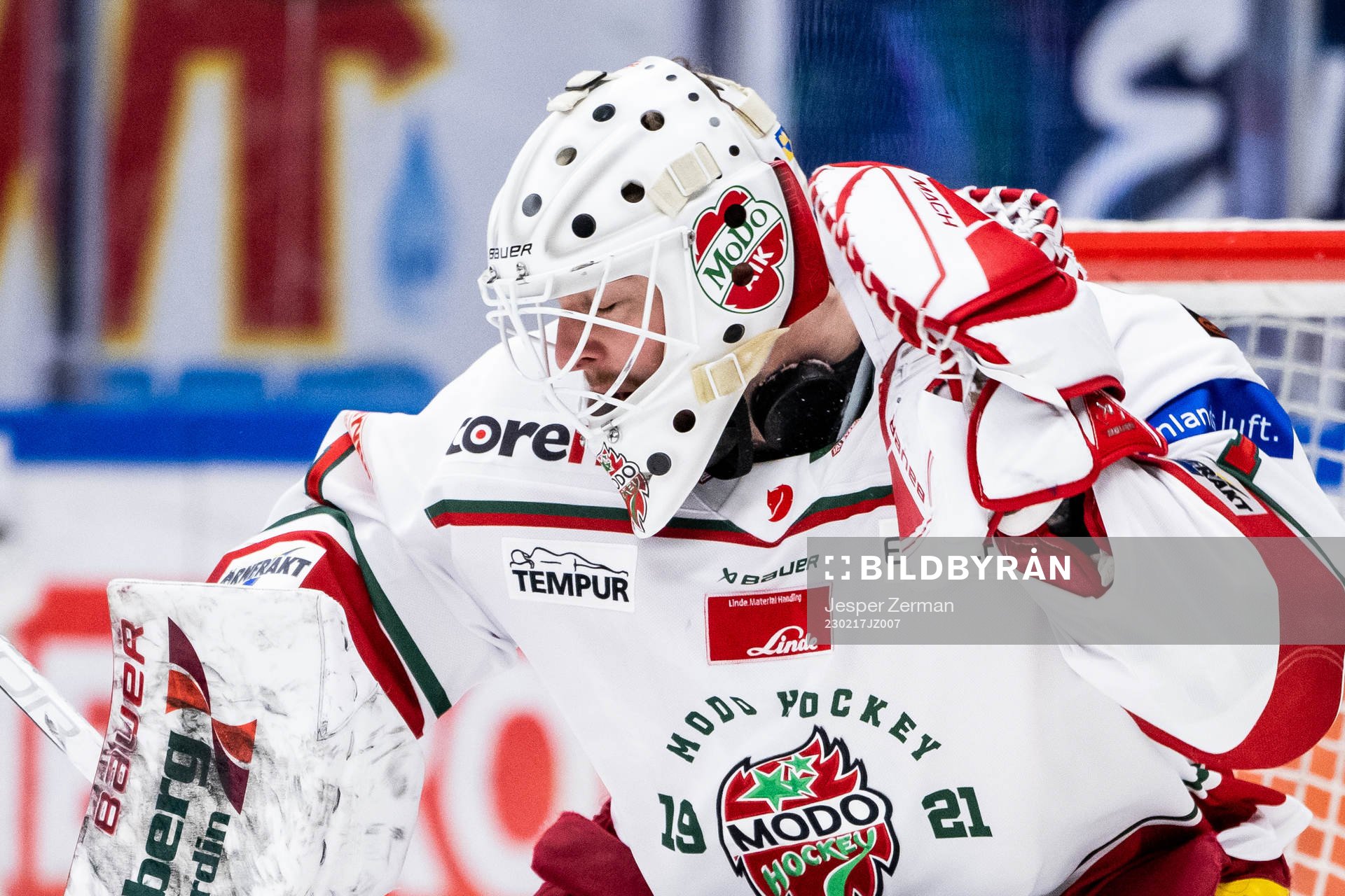 Modos målvakt Tex Williamsson träffas av en puck på